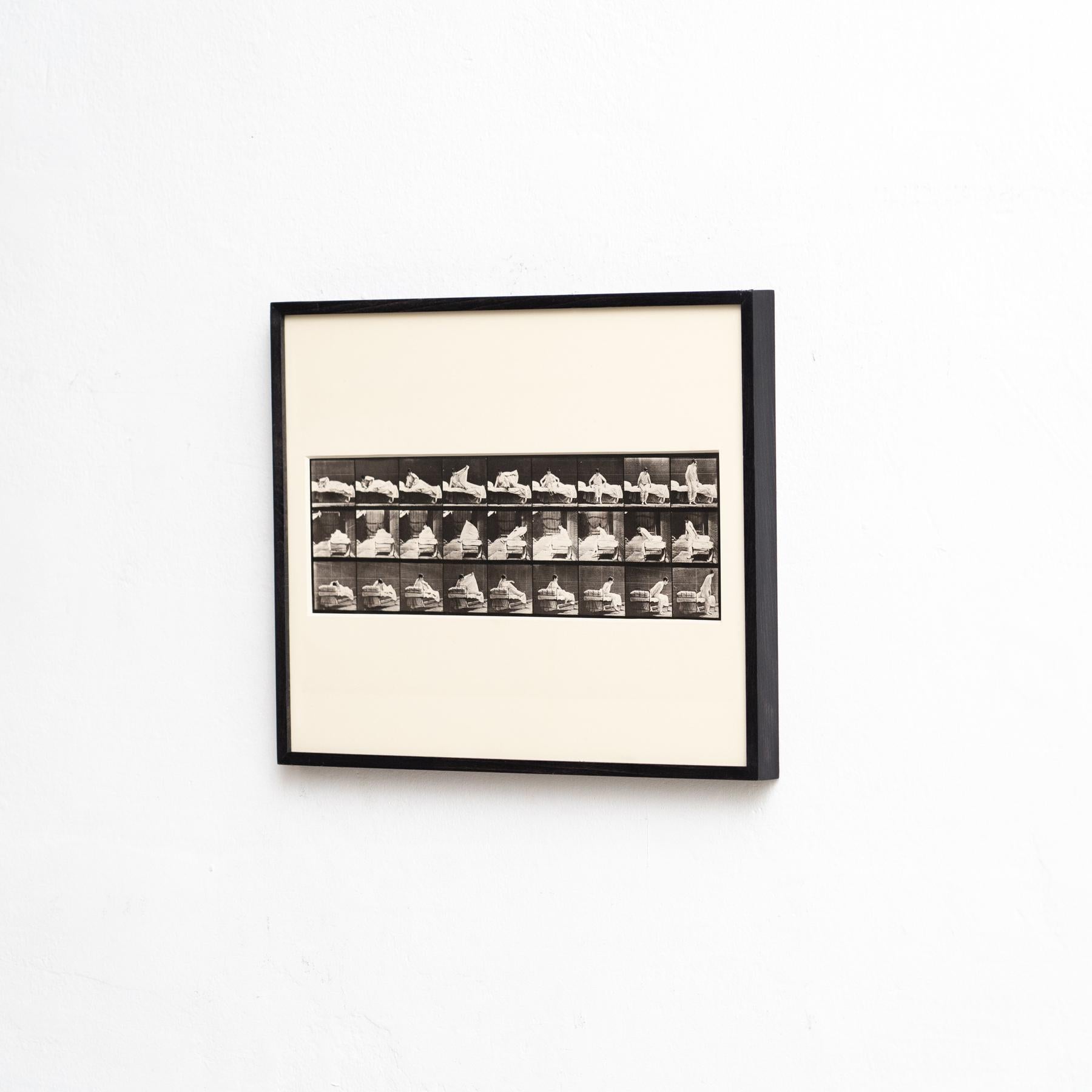 Eadweard Muybridge Gerahmte Schwarz-Weiß-Fotografie - Frauen in Bewegung Studie (Moderne der Mitte des Jahrhunderts) im Angebot