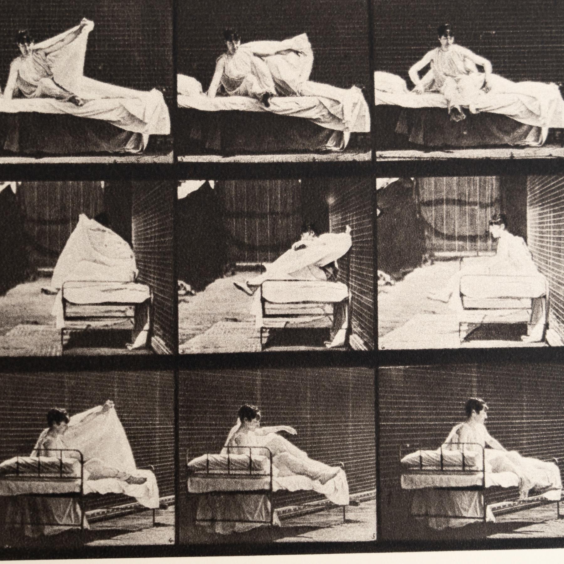 Eadweard Muybridge Gerahmte Schwarz-Weiß-Fotografie - Frauen in Bewegung Studie (Italienisch) im Angebot