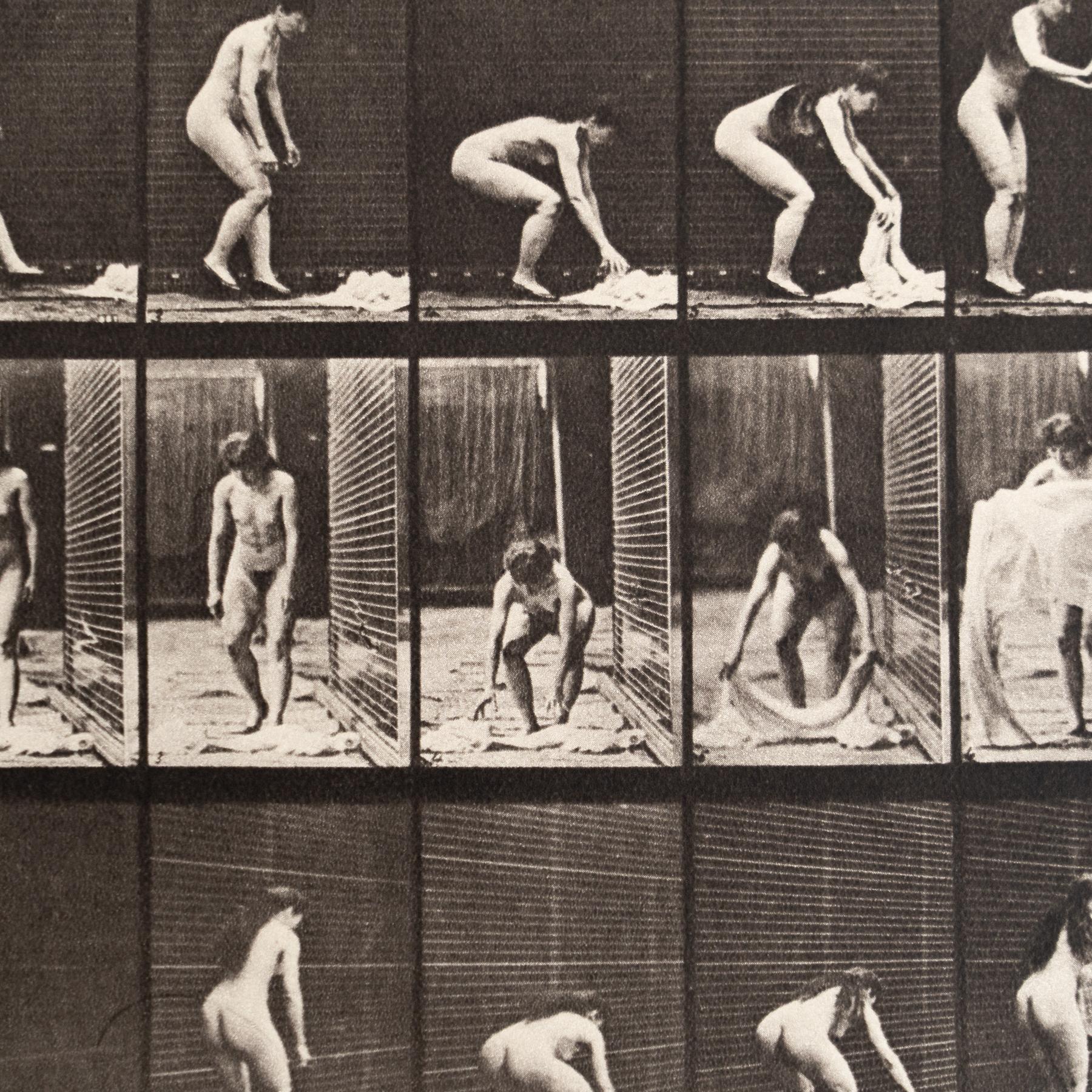 Italiano Fotografia in bianco e nero con cornice di Eadweard Muybridge - Studio sulle donne in movimento in vendita