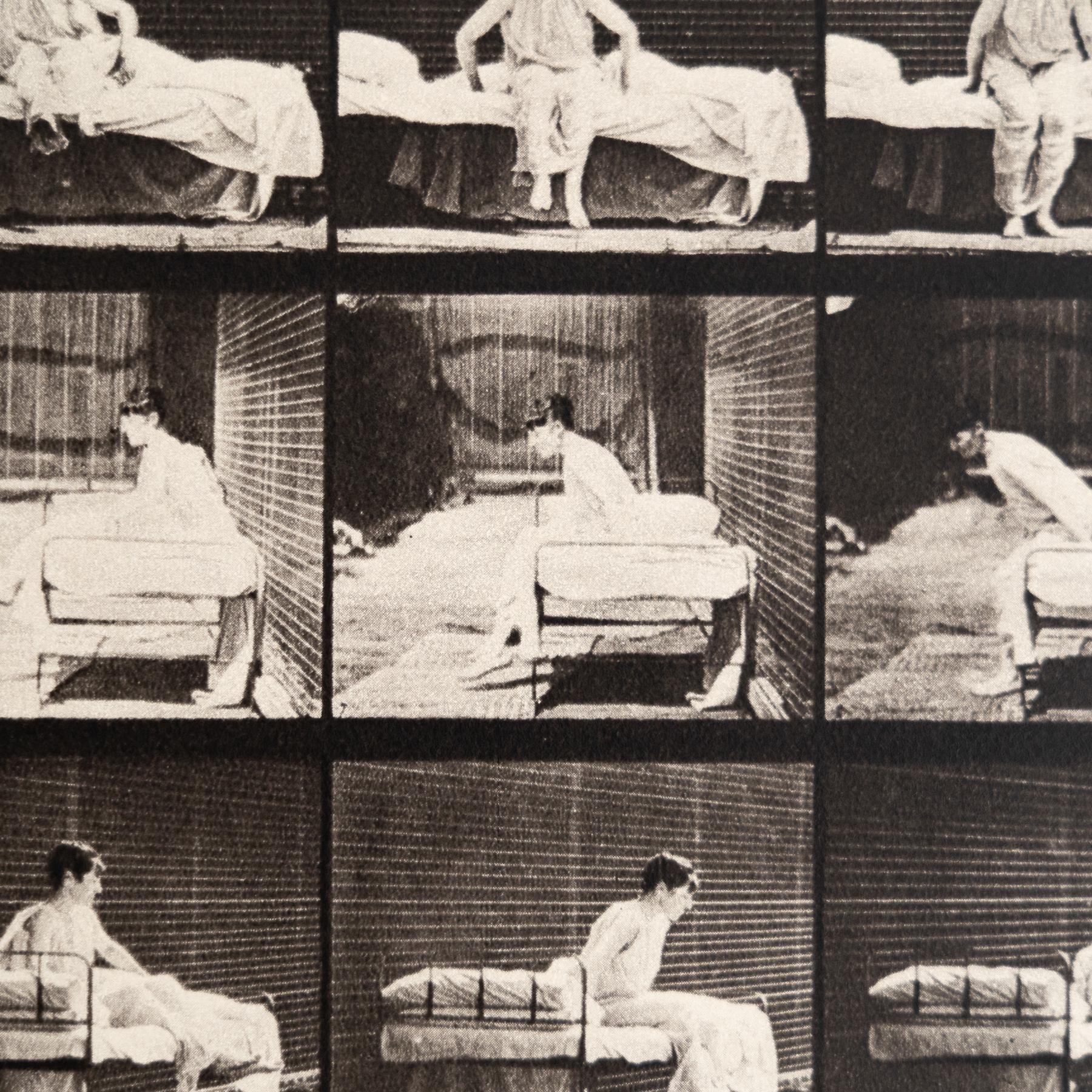 Eadweard Muybridge Gerahmte Schwarz-Weiß-Fotografie - Frauen in Bewegung Studie im Zustand „Gut“ im Angebot in Barcelona, Barcelona