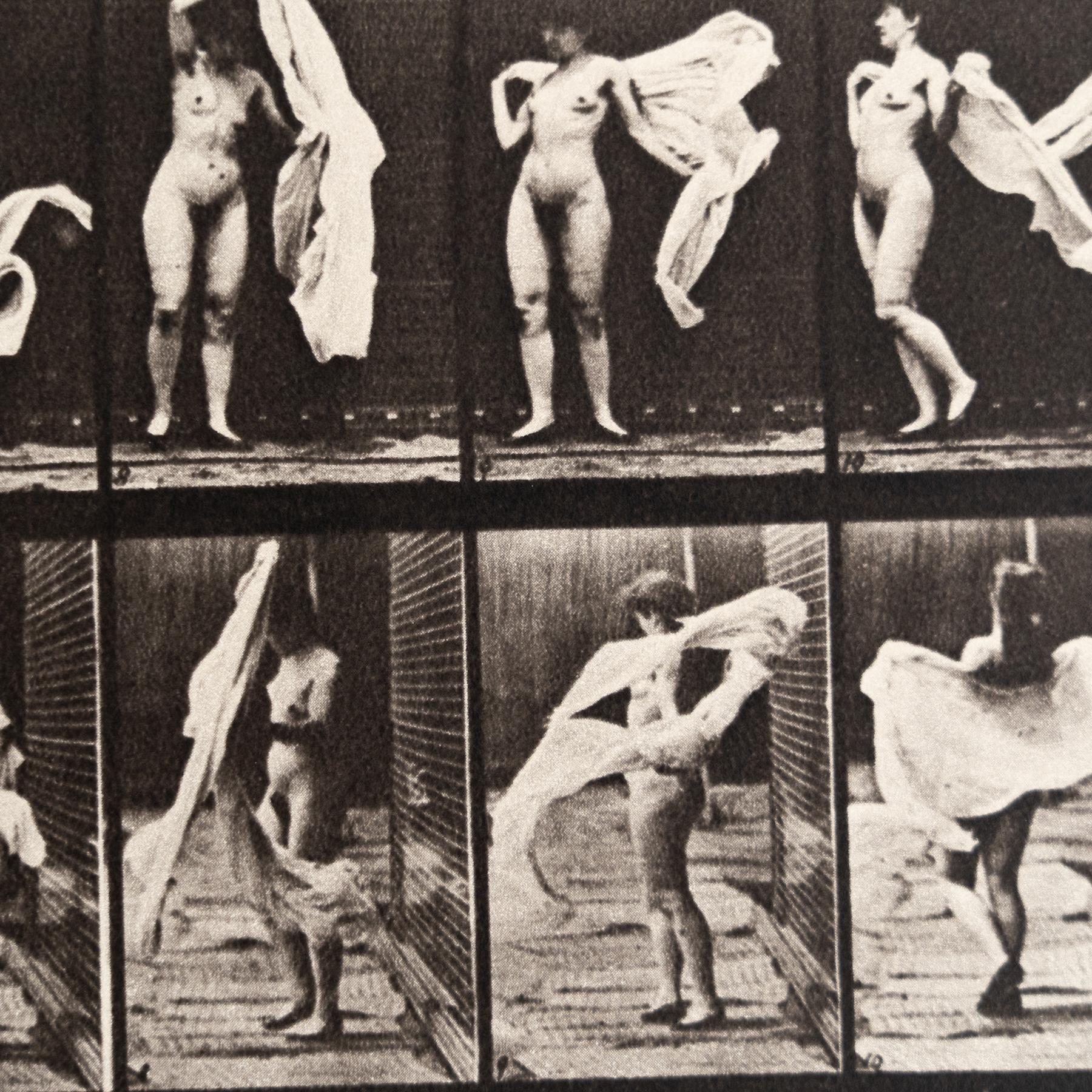Fine XX secolo Fotografia in bianco e nero con cornice di Eadweard Muybridge - Studio sulle donne in movimento in vendita