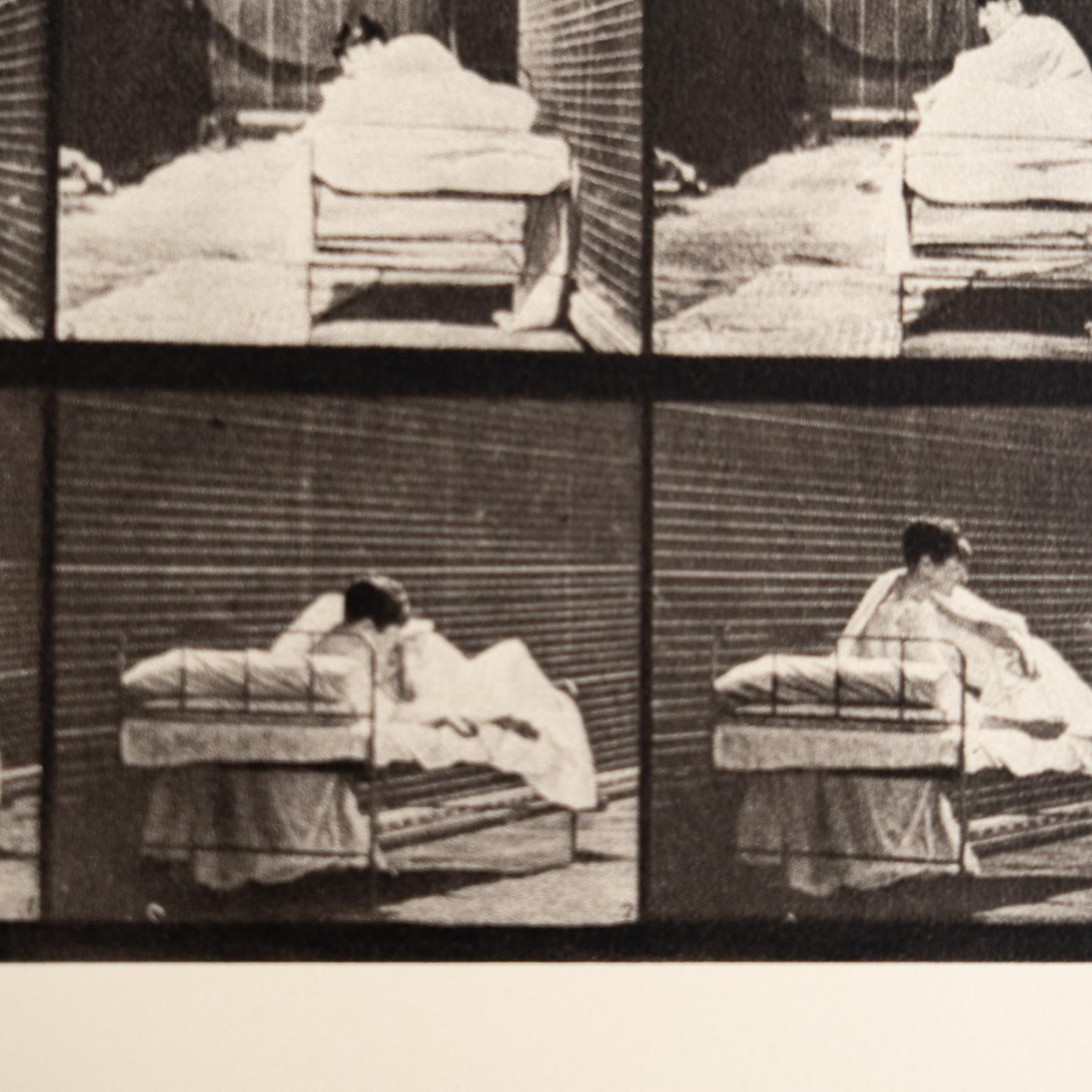 Eadweard Muybridge Gerahmte Schwarz-Weiß-Fotografie - Frauen in Bewegung Studie (Papier) im Angebot