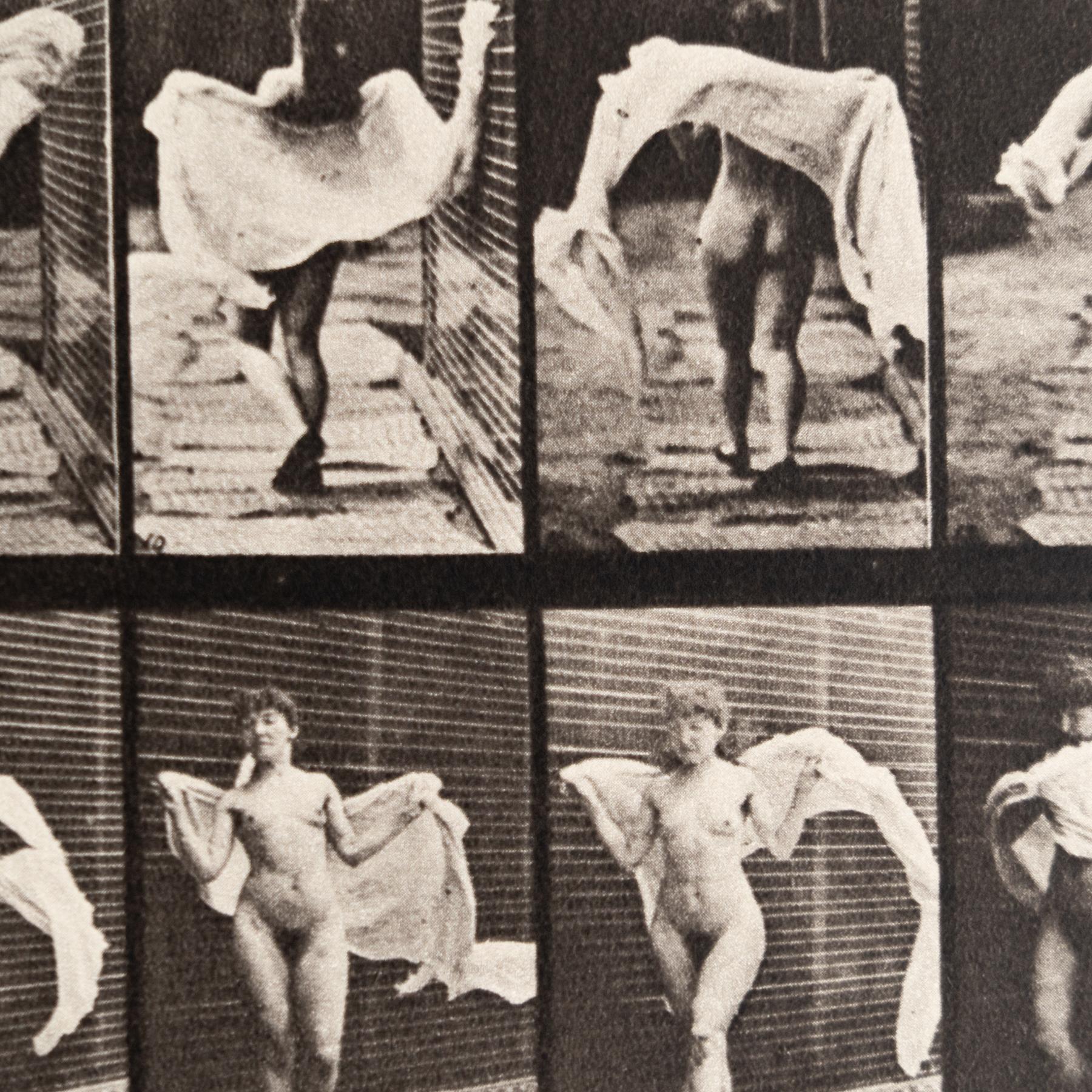 Carta Fotografia in bianco e nero con cornice di Eadweard Muybridge - Studio sulle donne in movimento in vendita