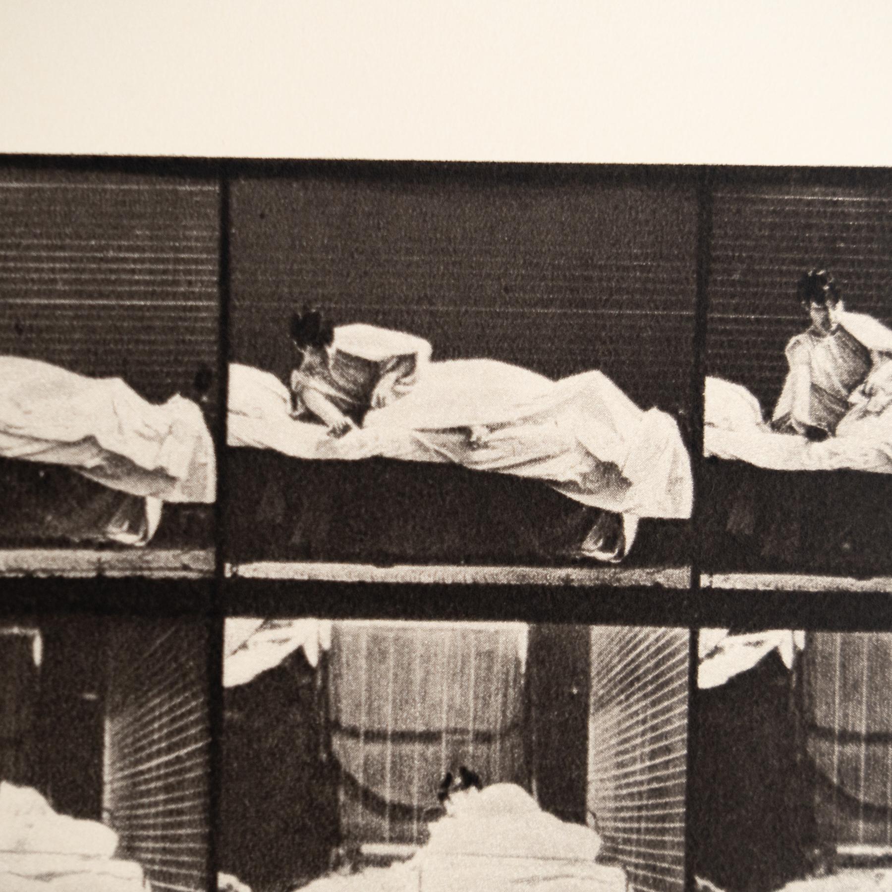 Eadweard Muybridge Gerahmte Schwarz-Weiß-Fotografie - Frauen in Bewegung Studie im Angebot 1