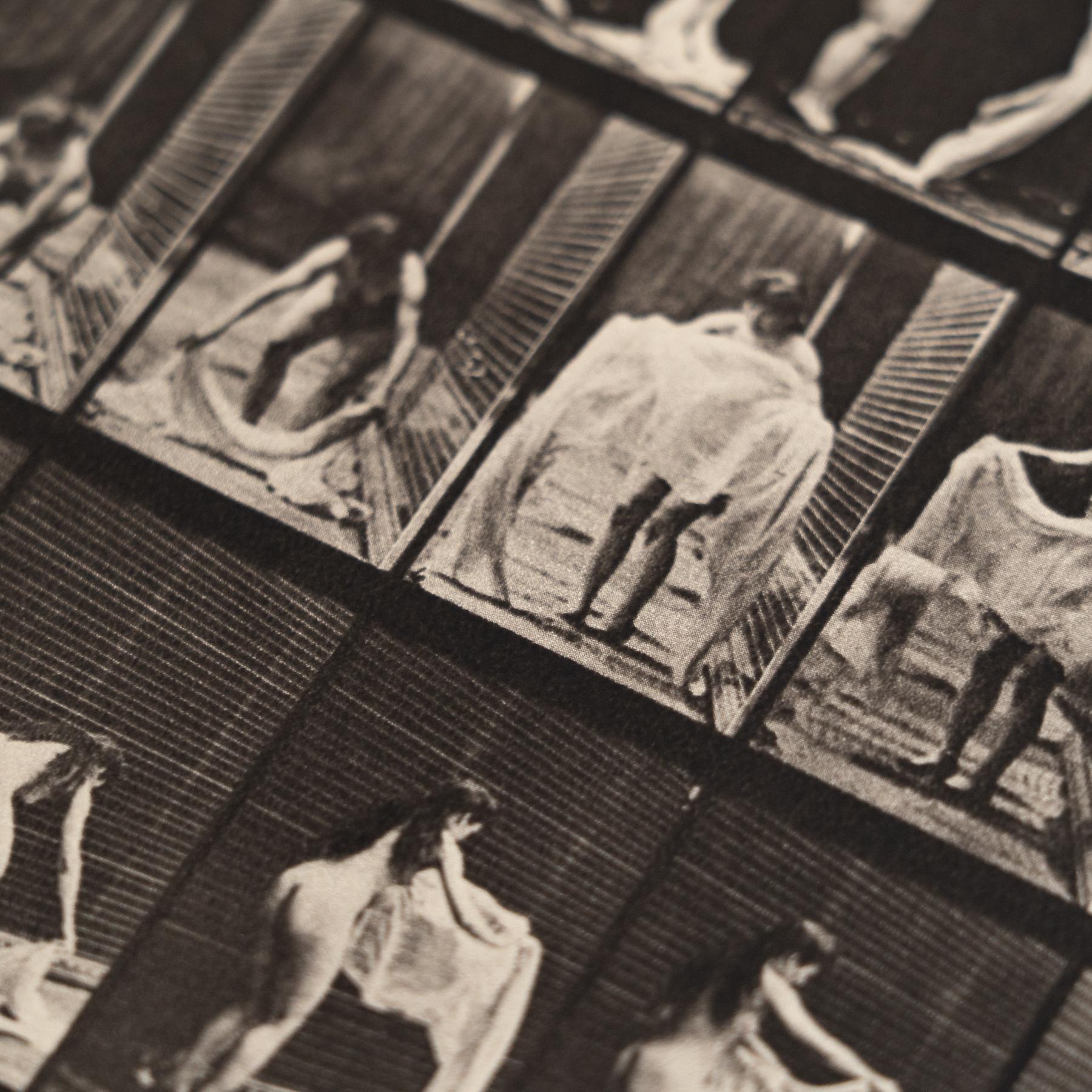 Fotografia in bianco e nero con cornice di Eadweard Muybridge - Studio sulle donne in movimento in vendita 1