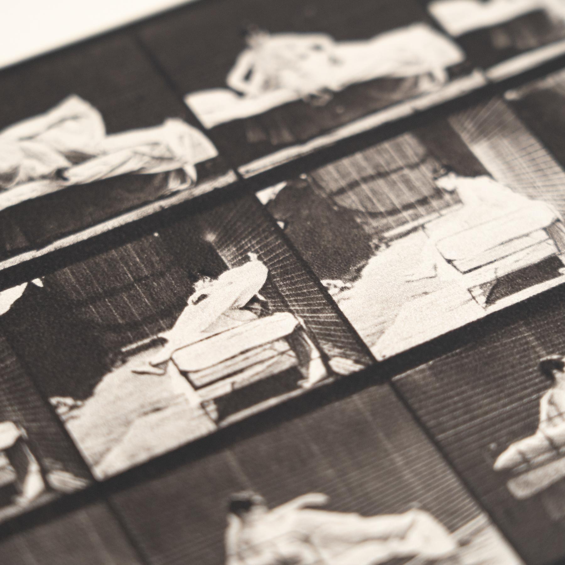 Eadweard Muybridge Gerahmte Schwarz-Weiß-Fotografie - Frauen in Bewegung Studie im Angebot 2