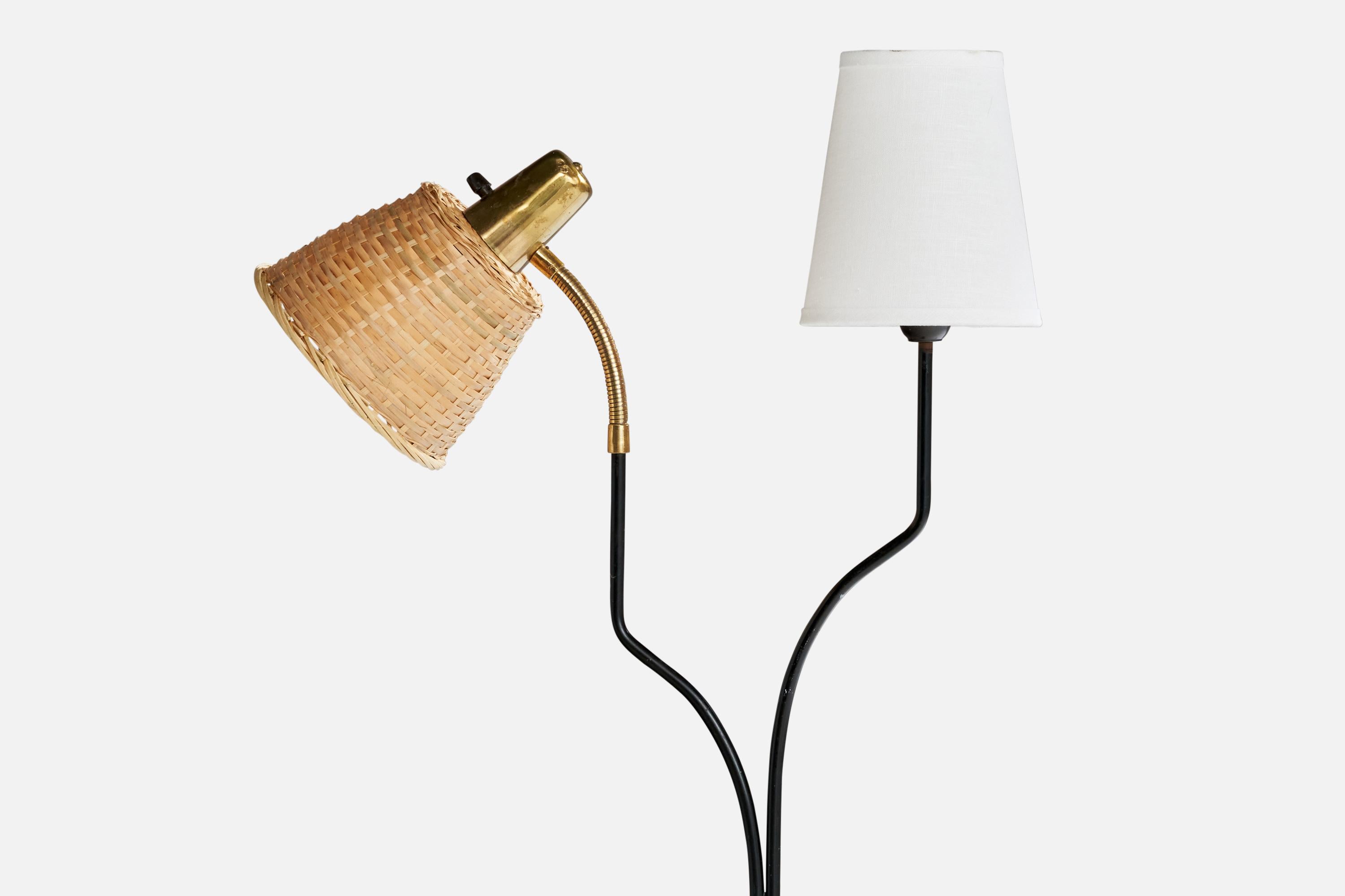Scandinave moderne EAE, lampadaire, laiton, métal, tissu, rotin, Suède, années 1960 en vente