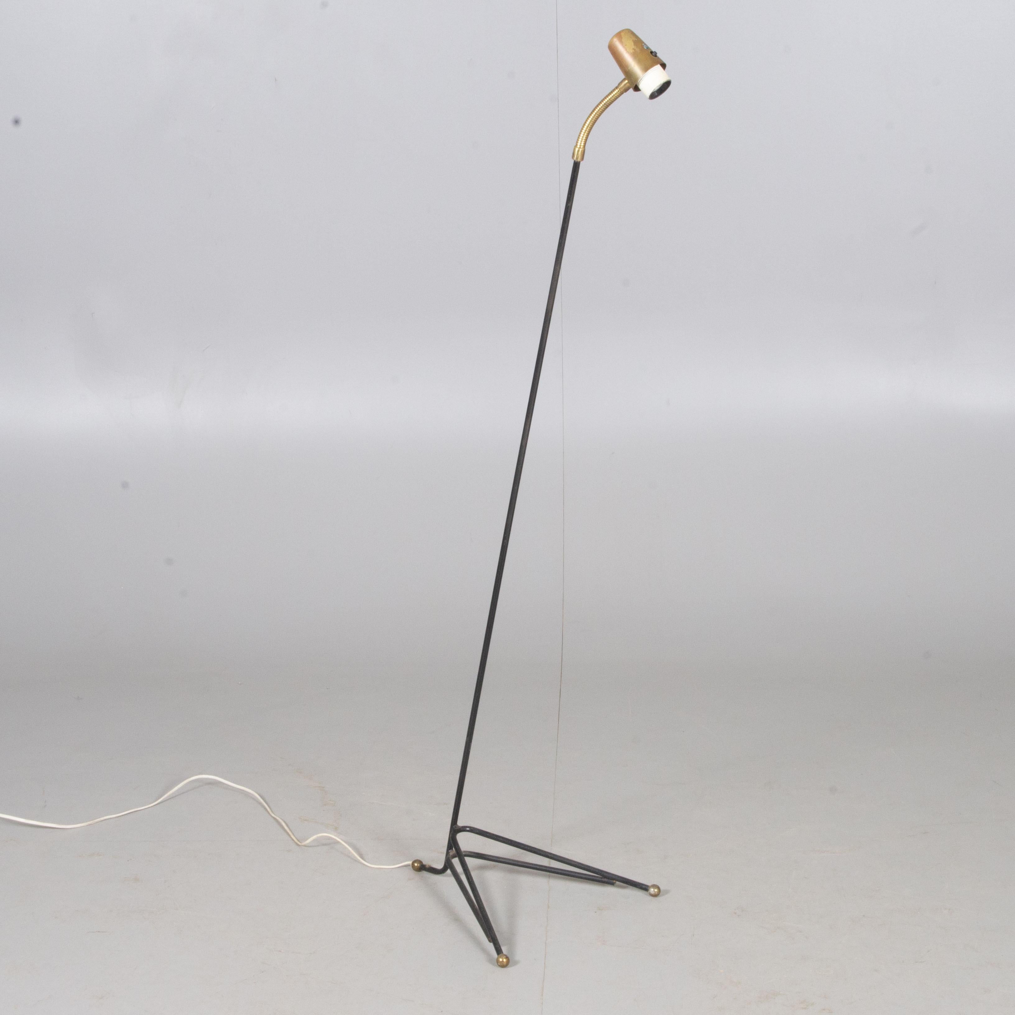 Midcentury Swedish black floor lamp by EAE. Adjustable reflector with flexible arm, with light switch on top. Purchased as loved the feet and works well with the Joseph Frank s in our collection. 


Measures: Height 53.5 in. (140 cm)
Width 14.57 in.