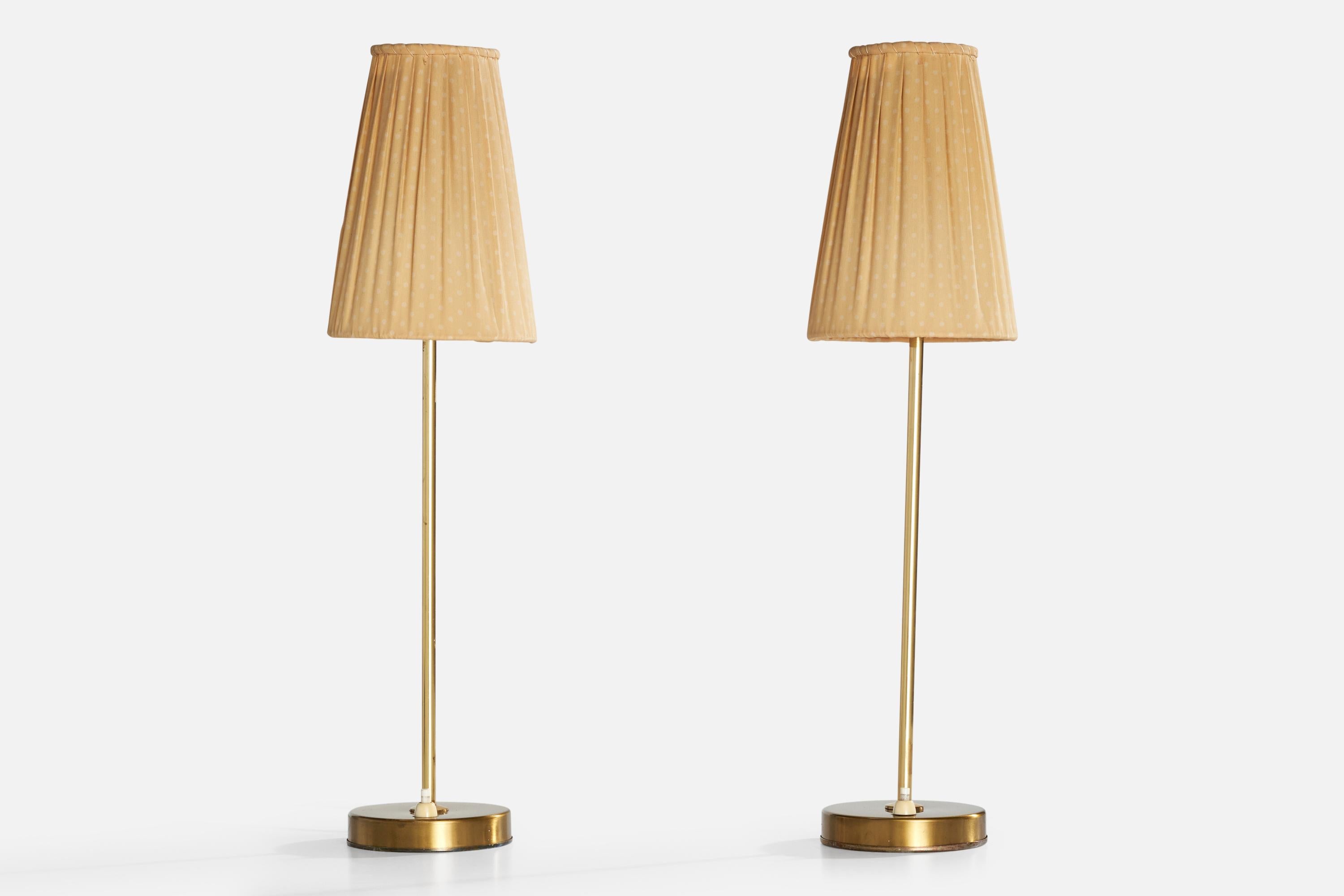 Paire de lampes de table en laiton et tissu produites par EAE, Suède, c.1950.

Dimensions de la lampe avec abat-jour (pouces) : 20.5