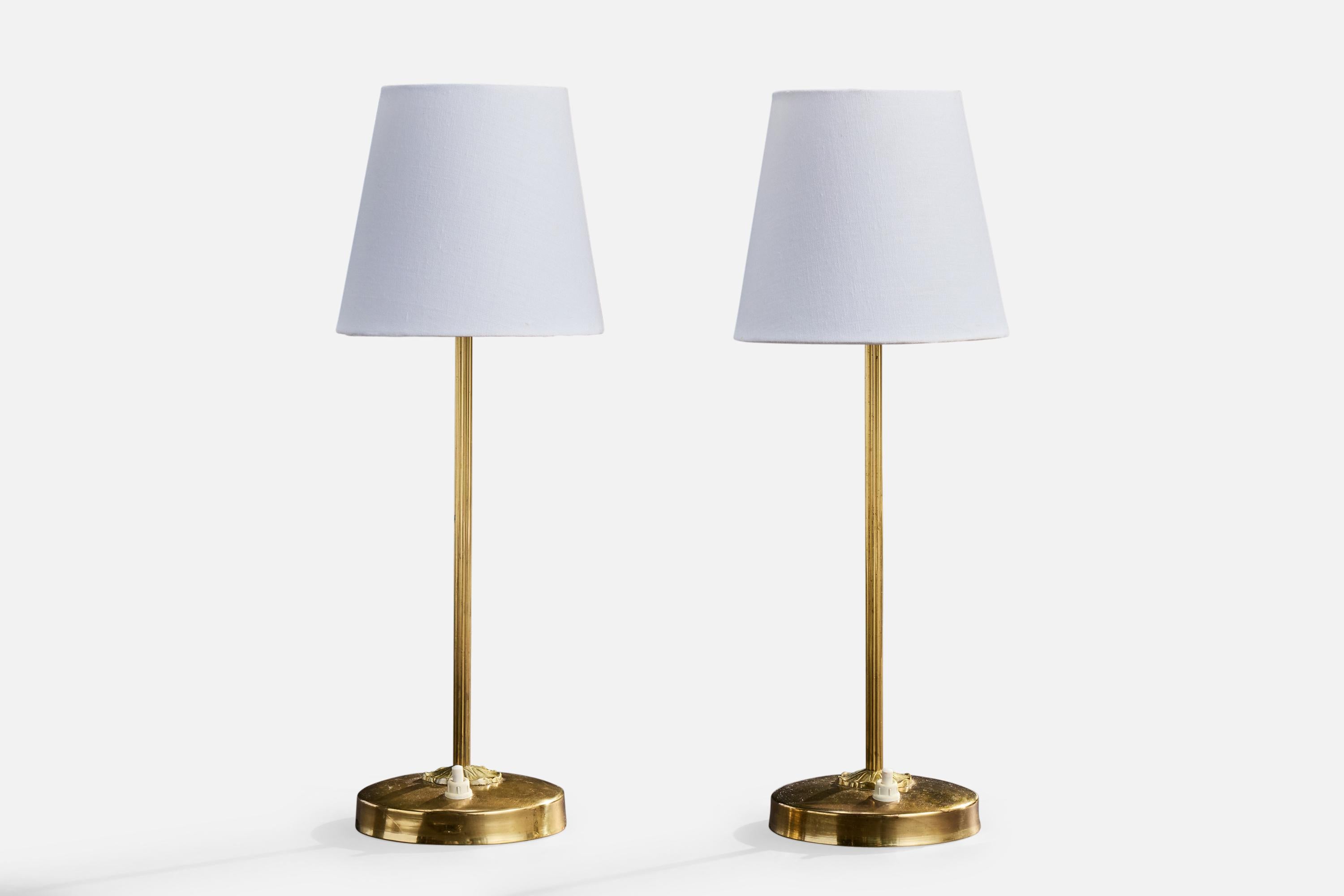 Paire de lampes de table en laiton et tissu blanc produites par EAE, Suède, c.C. 1950.

Dimensions de la lampe avec abat-jour (pouces) : 16.75 