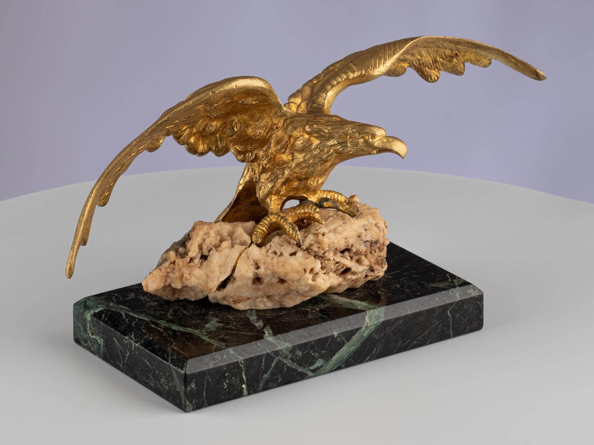 Aquila Uccello Scultura Figura Ormolu Bronzo dorato Oro Verde Marmo Fossile 

Continentale
Ormolu (bronzo dorato), marmo, pietra fossile
20° secolo 

Dimensioni: H. H. x P. x L.: 12 cm. x 22 cm. x 9 cm.

Questa raffinata scultura raffigura una