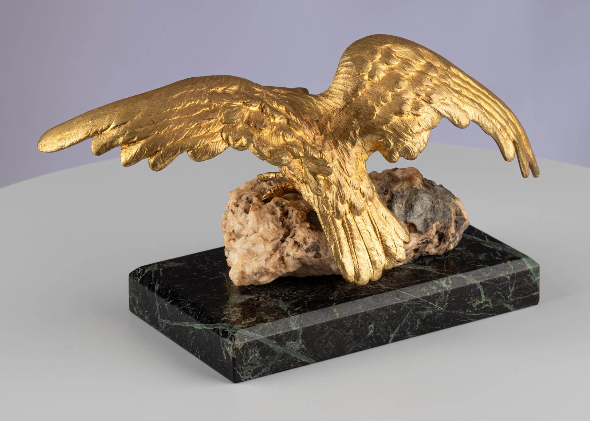 Neoclassico Aquila Uccello Scultura Figura Ormolu Bronzo dorato Oro Verde Marmo Fossile in vendita