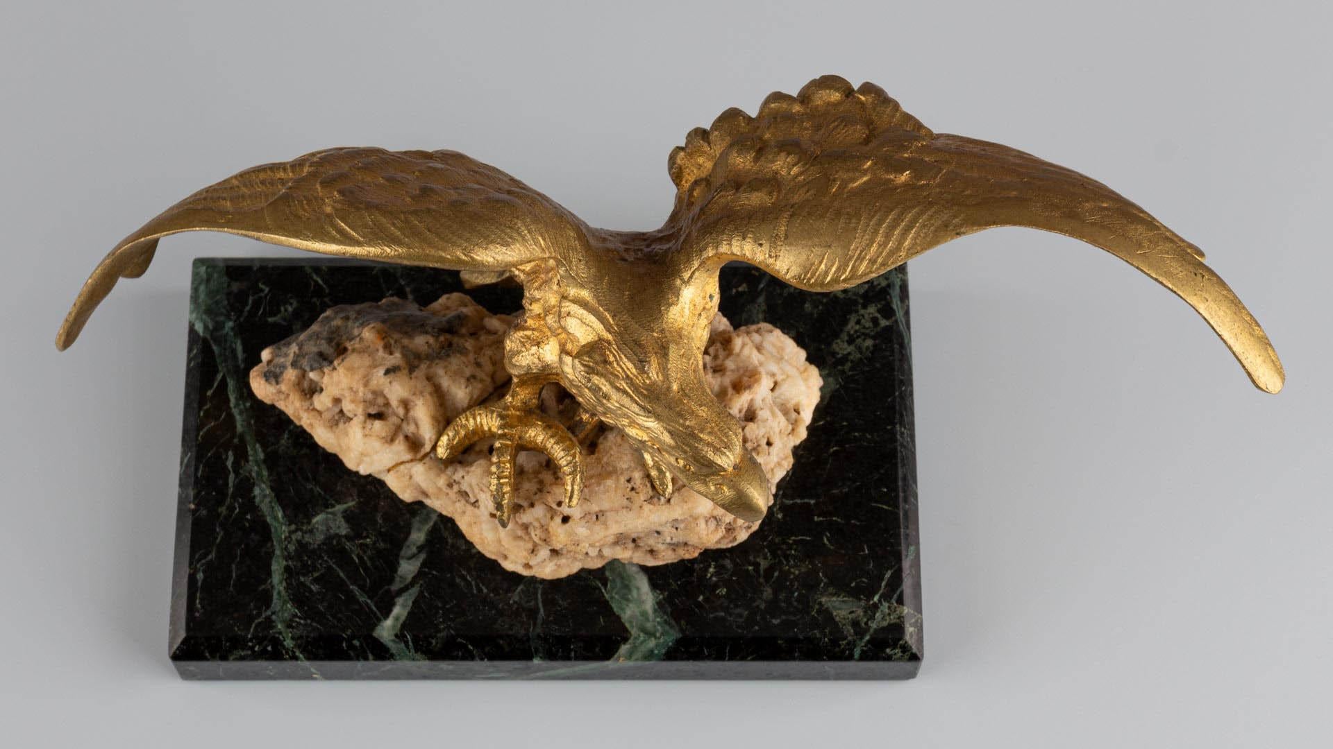 Intagliato Aquila Uccello Scultura Figura Ormolu Bronzo dorato Oro Verde Marmo Fossile in vendita