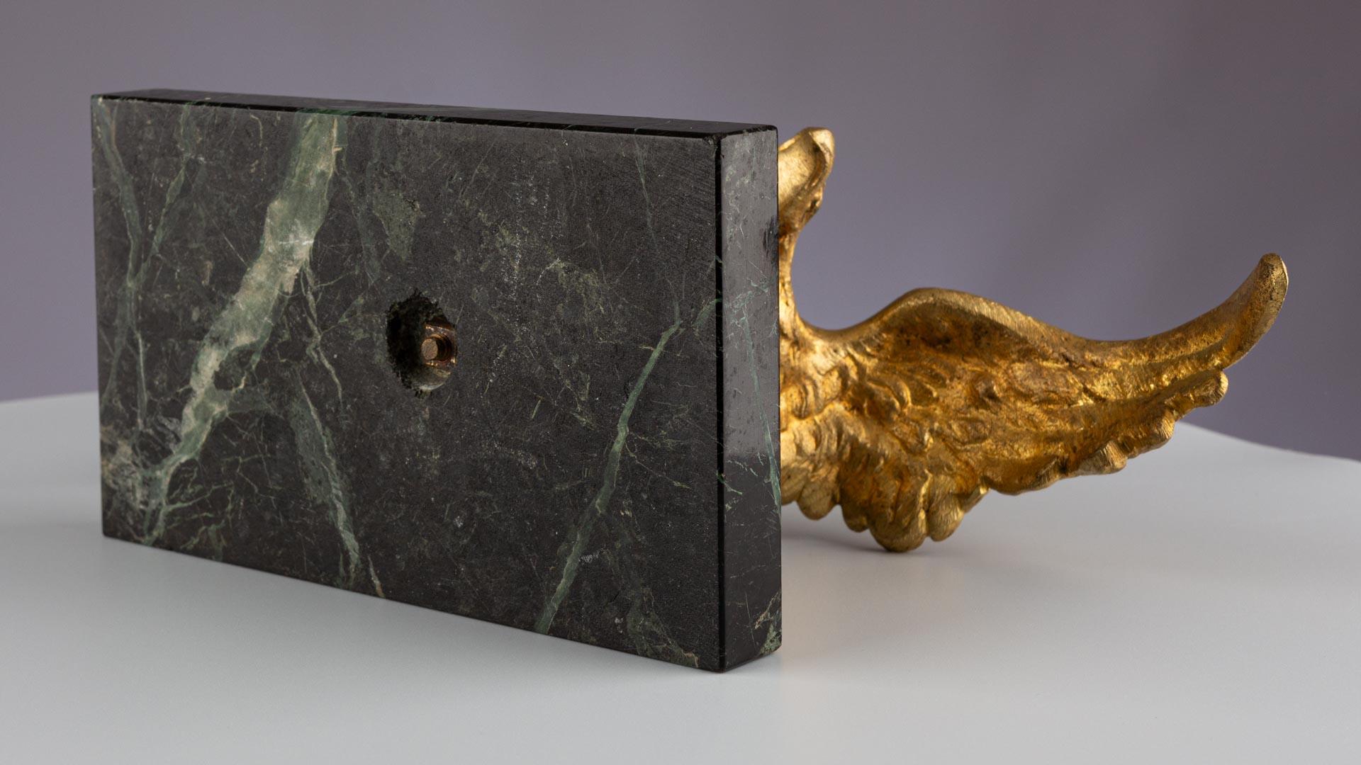 Aquila Uccello Scultura Figura Ormolu Bronzo dorato Oro Verde Marmo Fossile In condizioni buone in vendita a Greven, DE