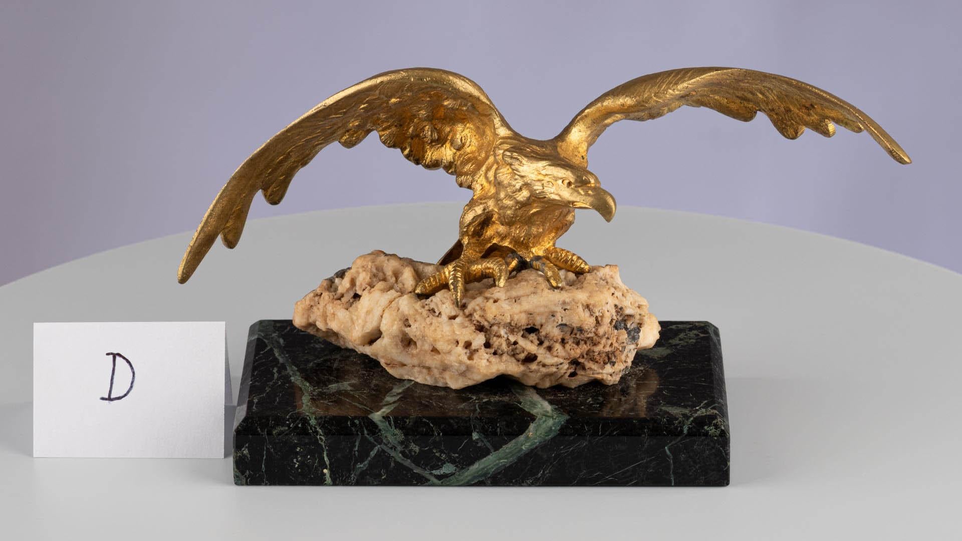 XX secolo Aquila Uccello Scultura Figura Ormolu Bronzo dorato Oro Verde Marmo Fossile in vendita