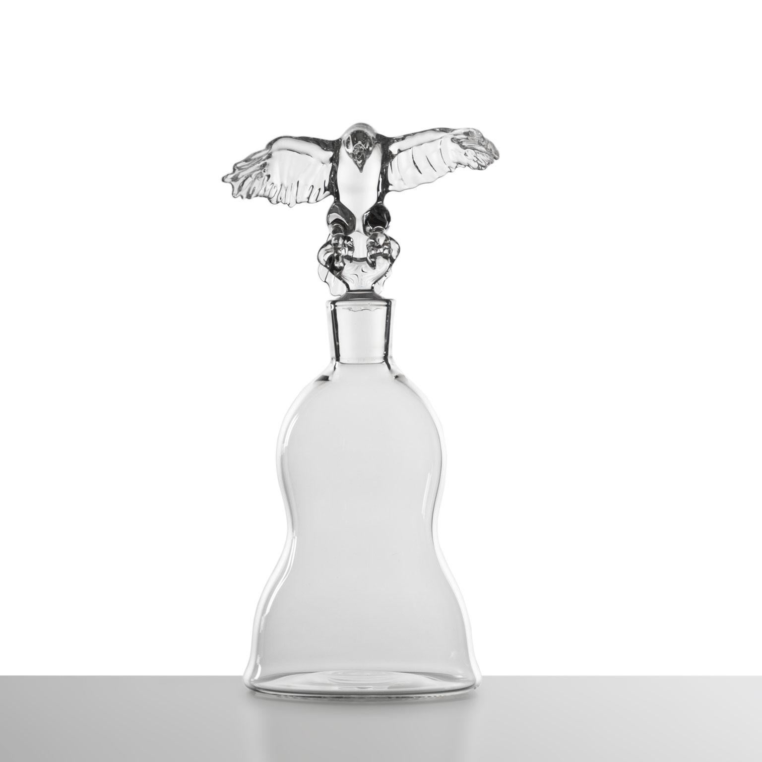Eagle Bottle
Eine mundgeblasene Glasflasche von Simone Crestani

Die Königin des Himmels, majestätisch und weise, breitet ihre Flügel aus, bereit, dorthin zu fliegen, wo niemand jemals hinkommt. Der Zauber ihrer Bewegungen ist in dieser Flasche