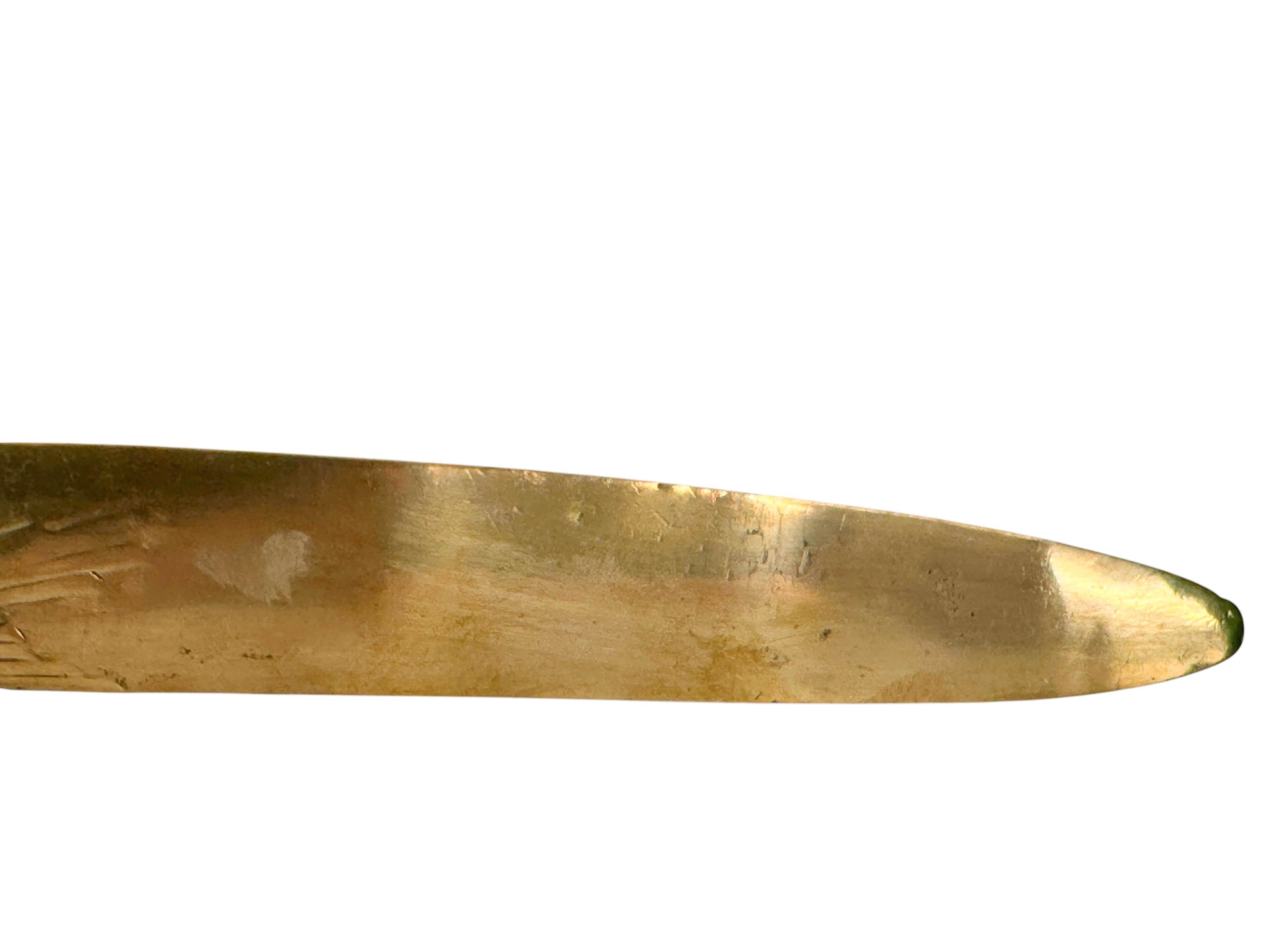 Nous vous proposons ce magnifique et original coupe-papier art nouveau français. Le design date du début des années 1900 à 1910, l'objet est en bronze. Nous pensons que celui-ci date du  Années 1900 à 1910. Signé au dos avec Mauroy.
Trouvé lors
