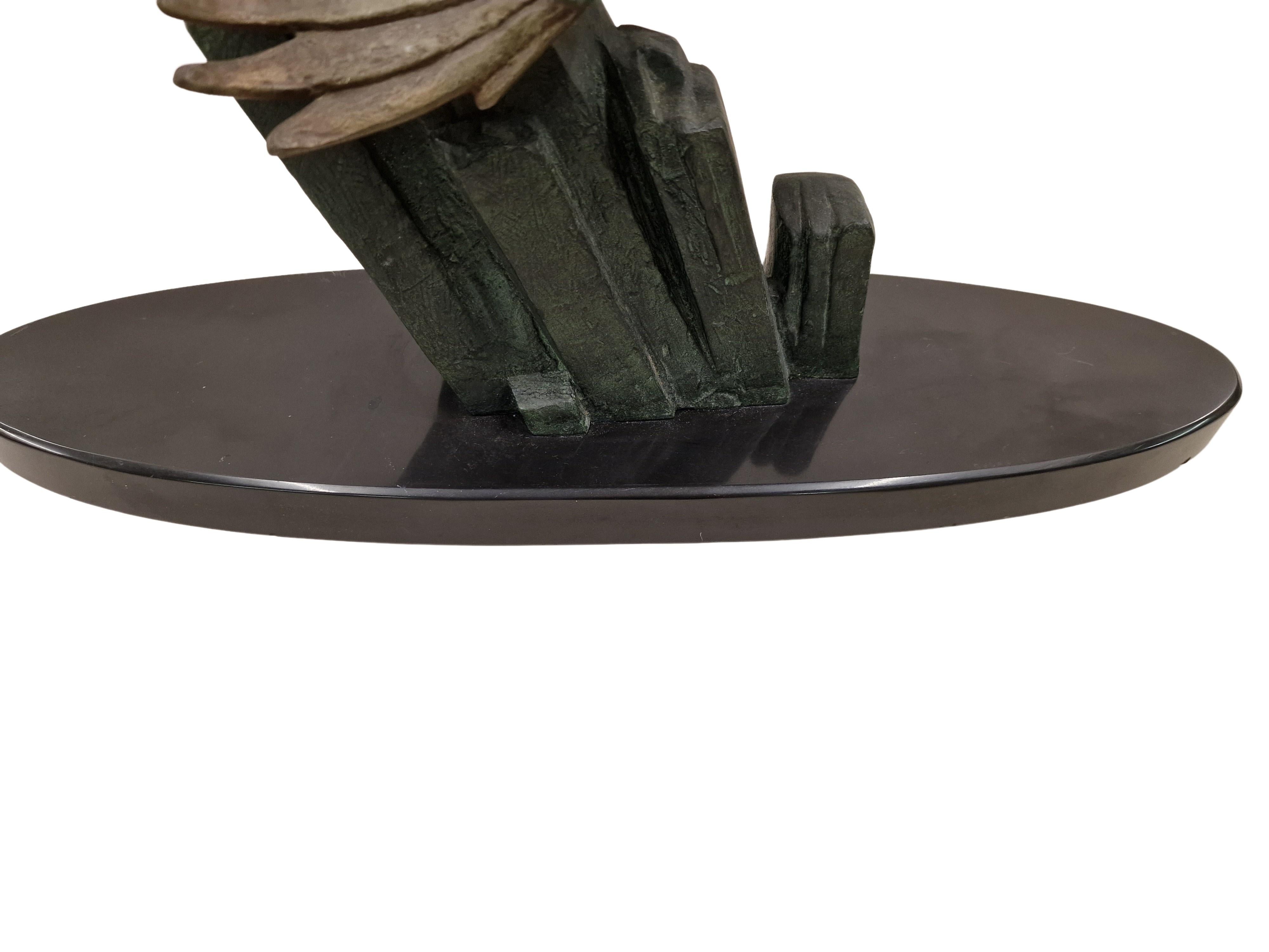 Français Peinture d'aigle sur piédestal en pierre, sculpture d'animal, regule, vers 1925, Art déco, France