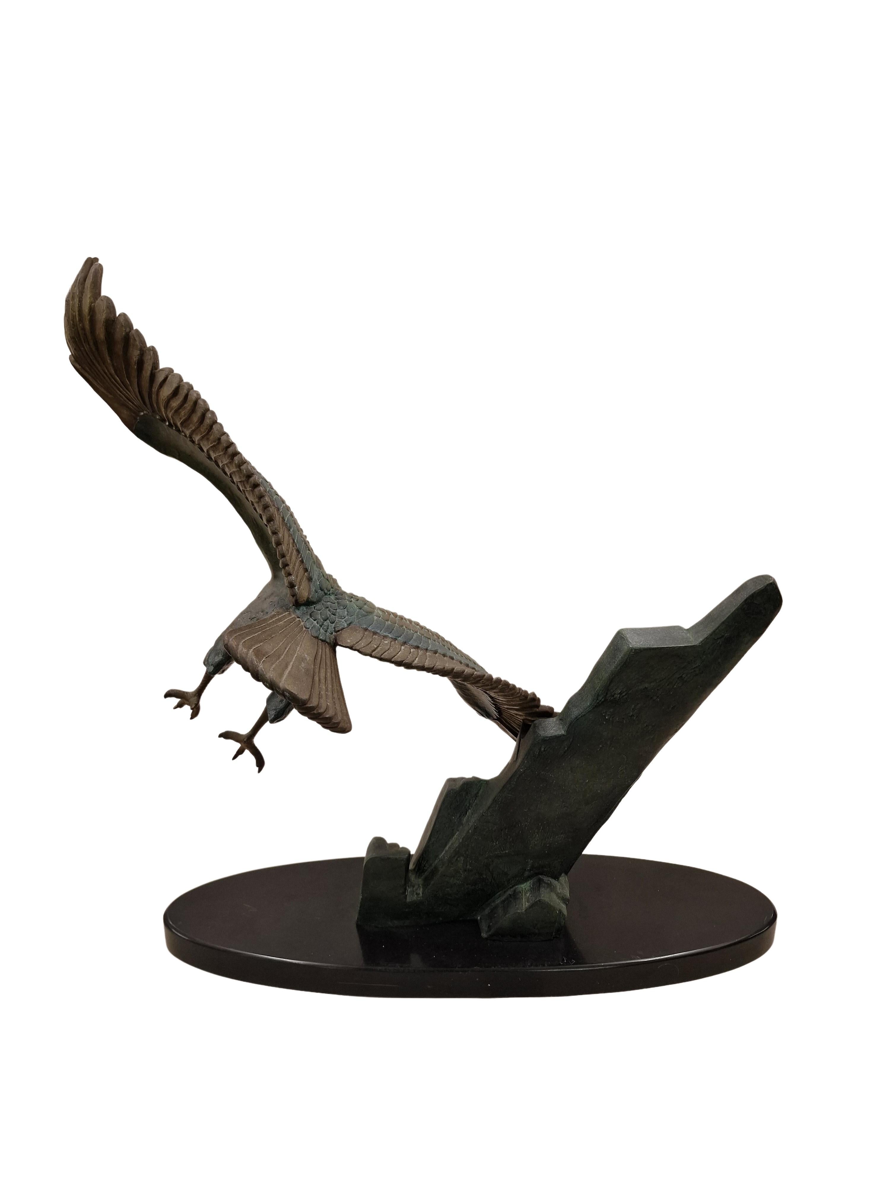 Peinture d'aigle sur piédestal en pierre, sculpture d'animal, regule, vers 1925, Art déco, France Bon état à Wien, AT