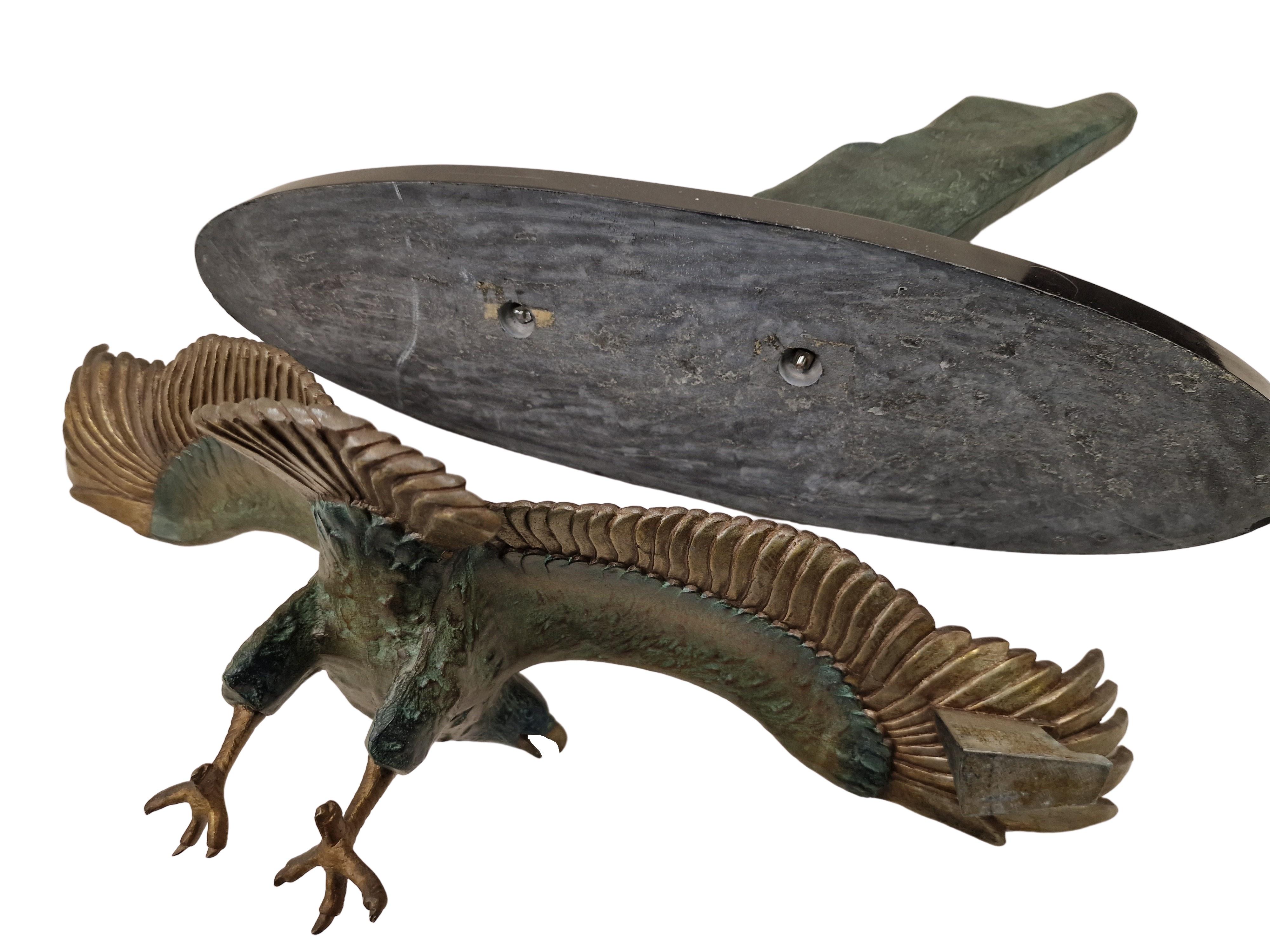 Métal Peinture d'aigle sur piédestal en pierre, sculpture d'animal, regule, vers 1925, Art déco, France