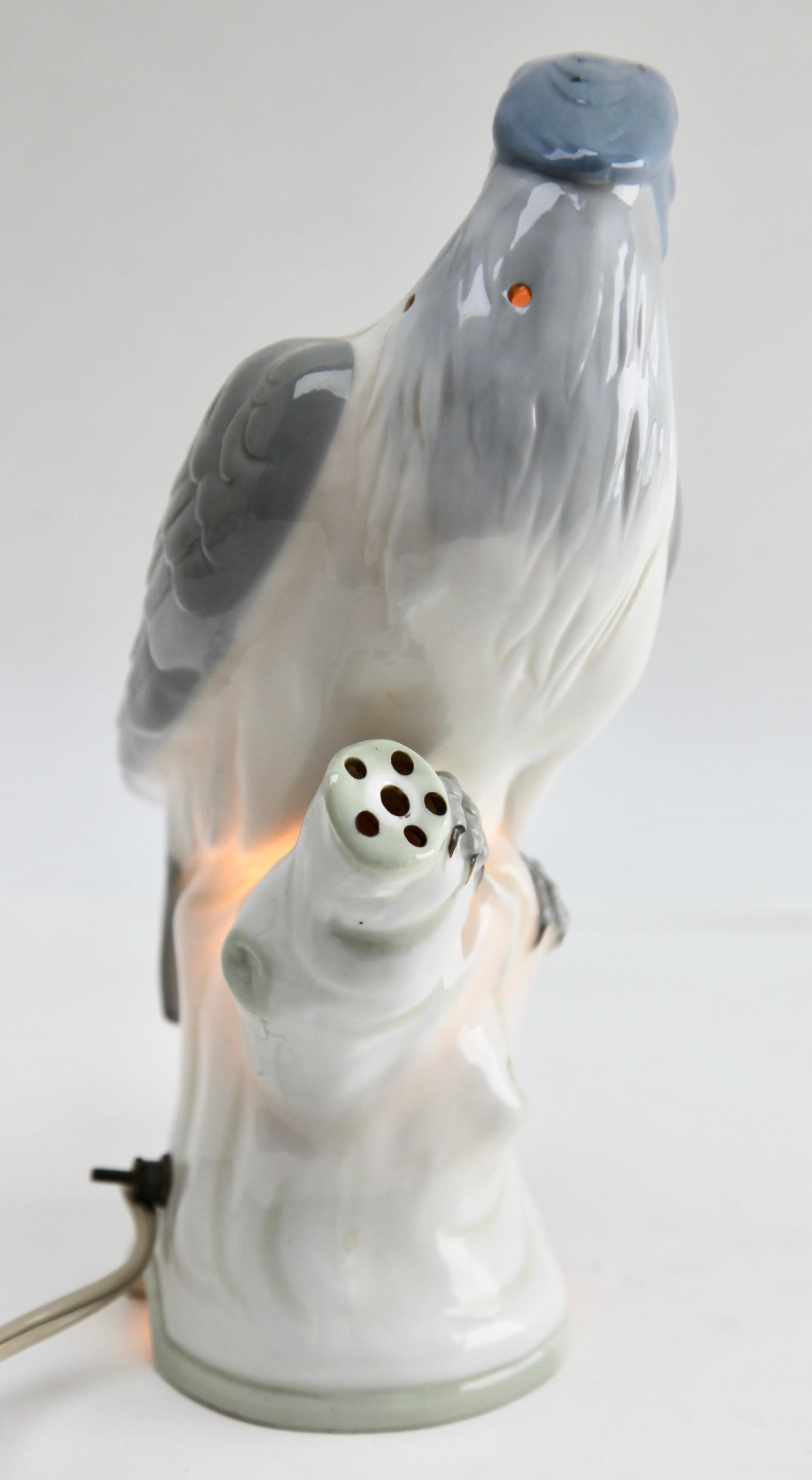 Vernissé Lampe à parfum en forme d'aigle - Purificateur d'air Carl Scheidig Grfenthal, Allemagne, vers les années 1930 en vente