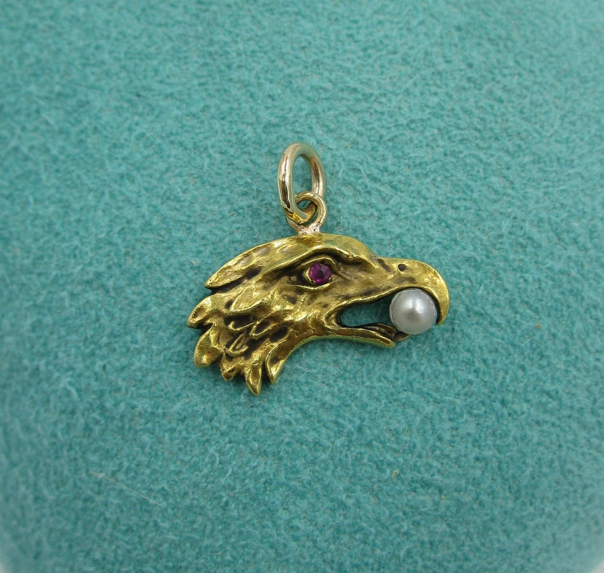 Maravilloso colgante antiguo de la Belle Epoque victoriana en forma de águila bellamente modelada con un ojo de rubí y una perla en el pico, en oro de 14 quilates.  Nos encantan nuestras joyas antiguas de animales y pájaros, y ésta tiene un diseño