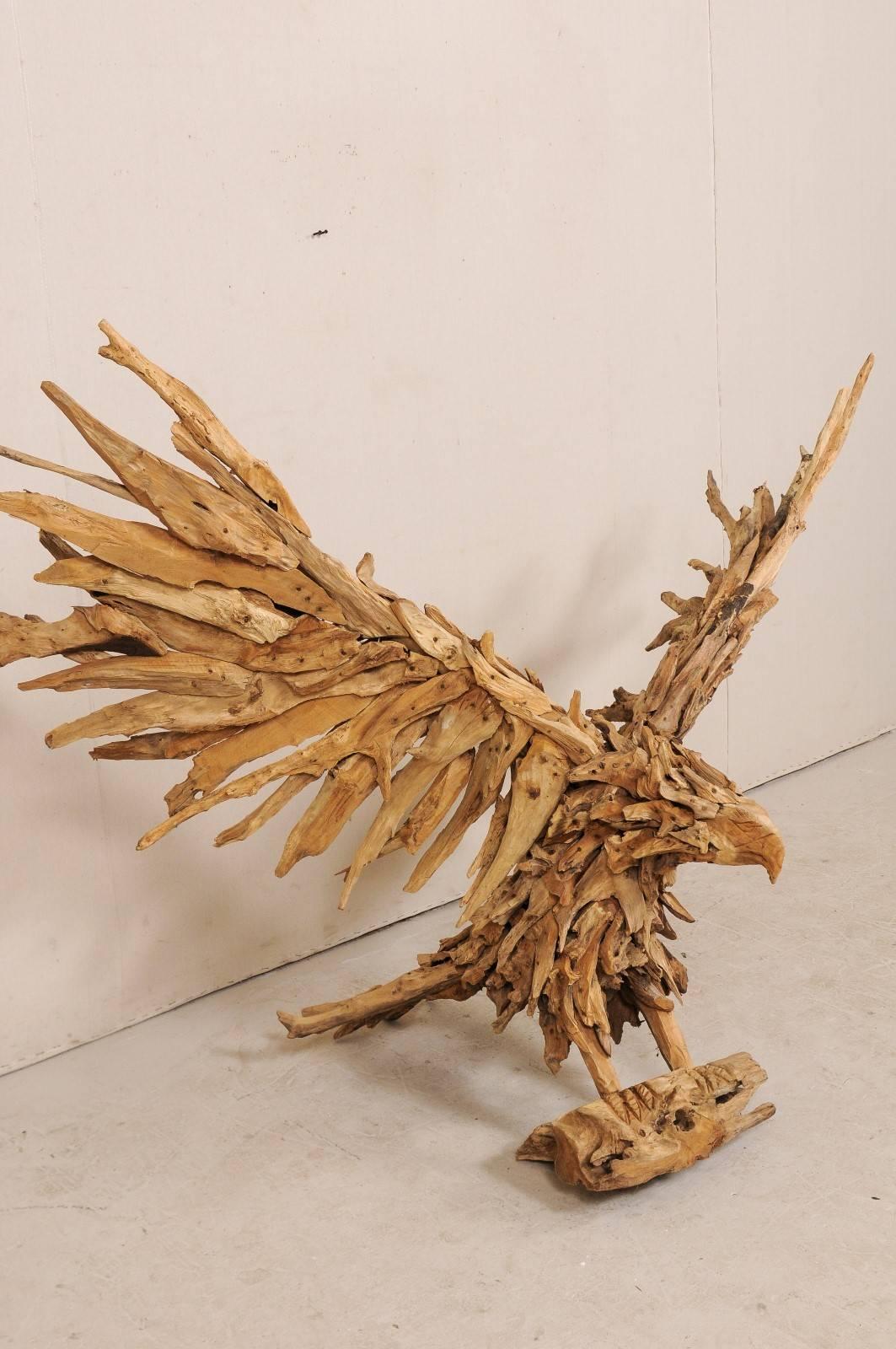 Escultura de águila hecha a mano con madera de deriva, 1,8 m de altura y más de 1,8 m de envergadura. Asiático en venta