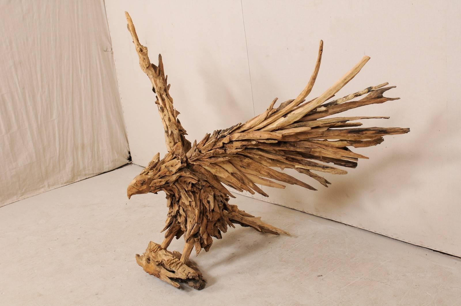 Escultura de águila hecha a mano con madera de deriva, 1,8 m de altura y más de 1,8 m de envergadura. Tallado a mano en venta