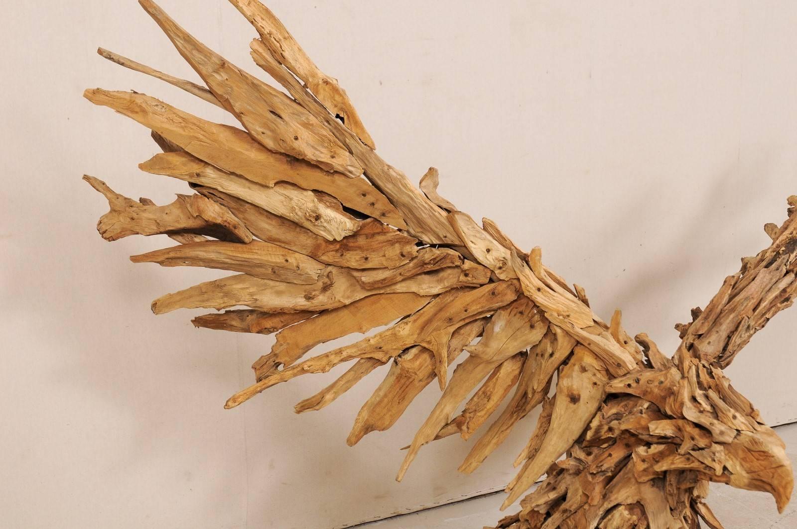 Escultura de águila hecha a mano con madera de deriva, 1,8 m de altura y más de 1,8 m de envergadura. en Bueno estado para la venta en Atlanta, GA