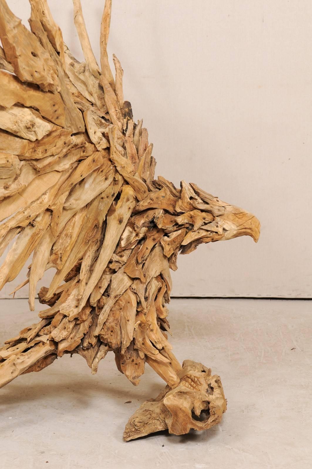 Escultura de águila hecha a mano con madera de deriva, 1,8 m de altura y más de 1,8 m de envergadura. en venta 2