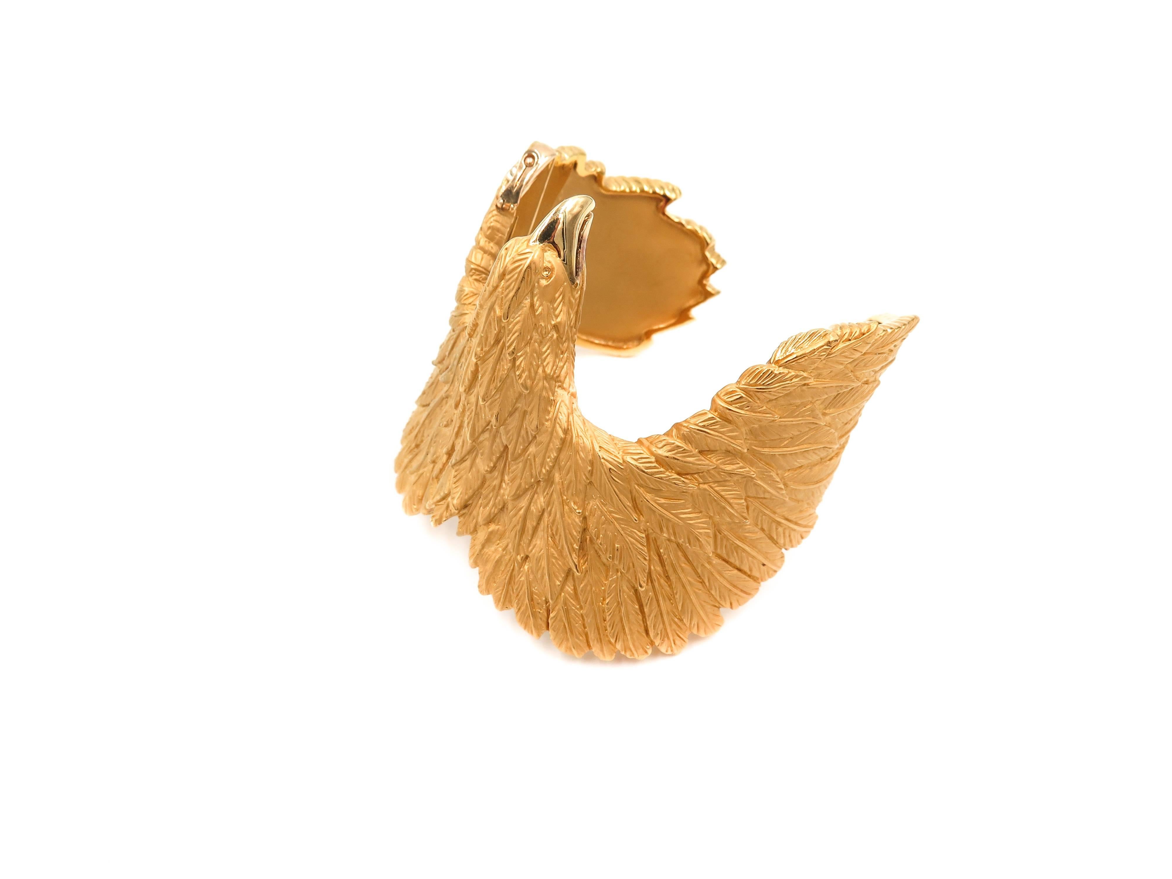 The strength, character, and life-force of the animal kingdom are captured by Carrera y Carrera artisans to create this beautiful jewel dripping with energy and vitality.
This Amazing Eagle Cuff Bracelet handcrafted in 18k yellow gold, weighing 6.23