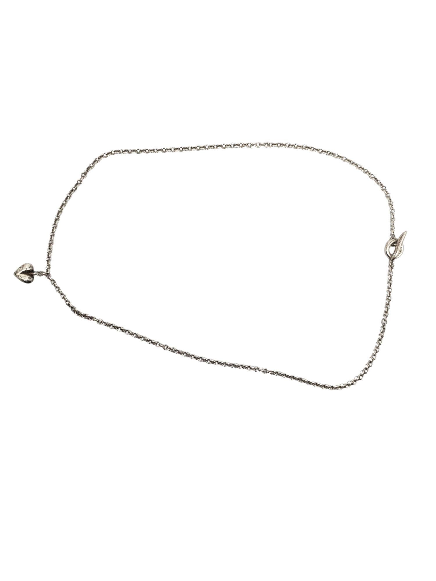 E.A.M. Sterling Silver Pickled Heart (cœur décapé)  Collier pendentif à bascule

Ce ravissant collier est composé d'une délicate chaîne à maillons et d'un pendentif en forme de cœur bouffant en argent sterling classique avec un fermoir à
