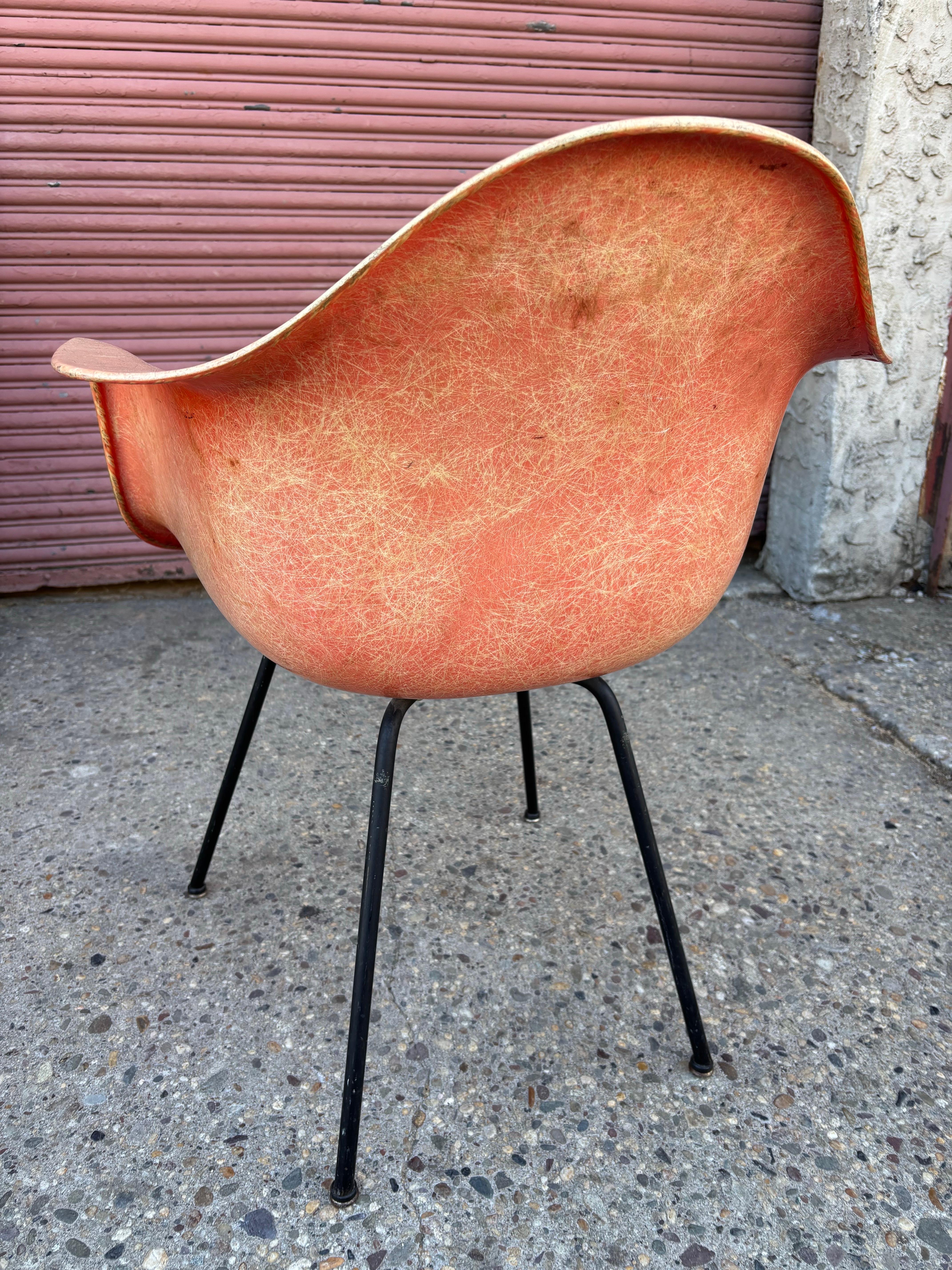 Sillón de fibra de vidrio con borde de cuerda Eames DAX Zenith Label en Coral.  Muestra desvanecimiento y decoloración, parece que este color se destiñe fácilmente.  Estructuralmente sólido, ¡todo original!  Etiqueta muy bonita, borde de cuerda y