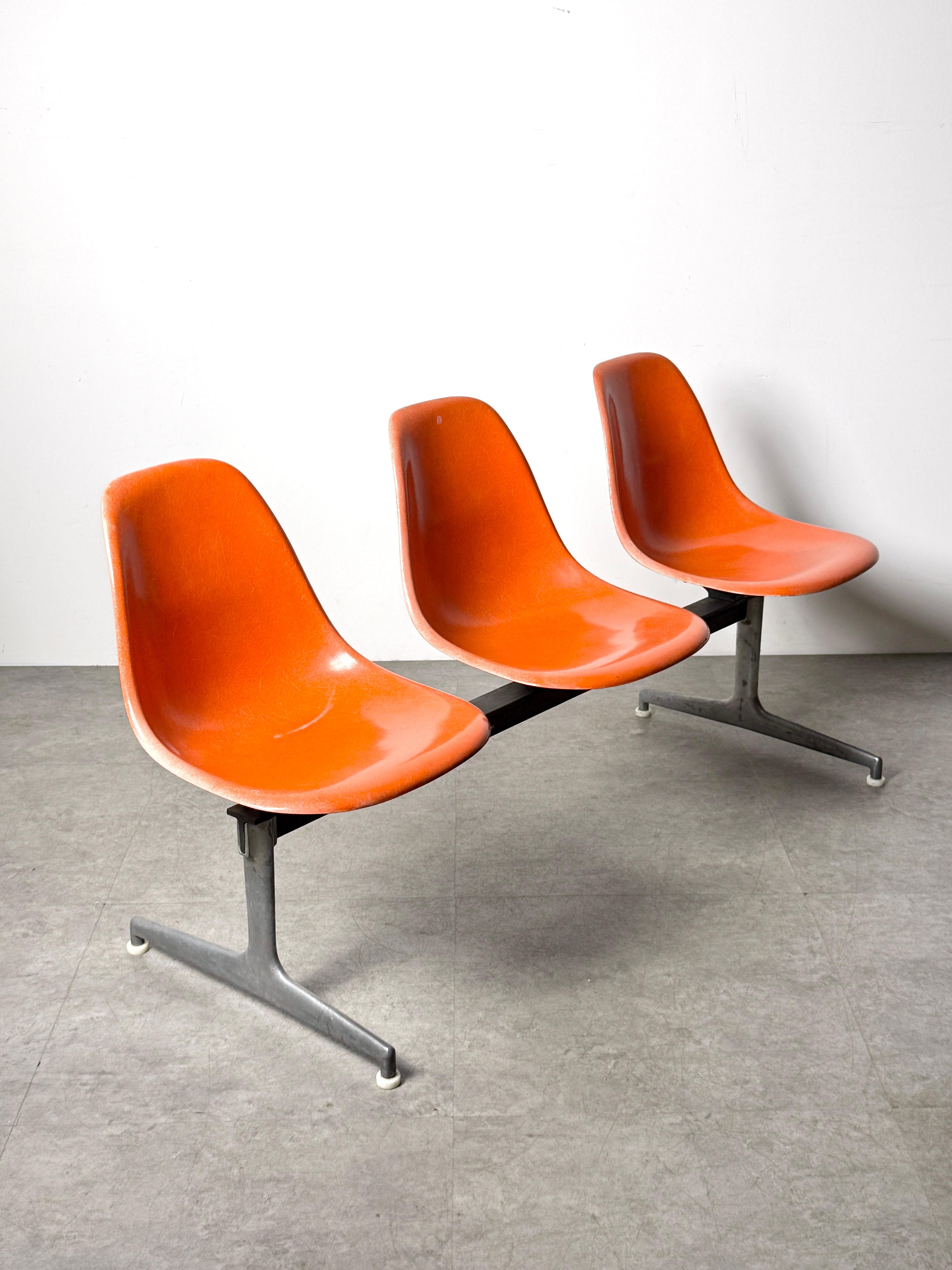 Tandem-Sitzgruppenbank, entworfen von Charles und Ray Eames für Herman Miller, ca. 1960er Jahre

3-Sitz-Konfiguration mit orangefarbenen Fiberglas-Seitenschalen, die auf einem Aluminiumfuß montiert sind
Original Label intakt

65 Zoll Breite
24 Zoll