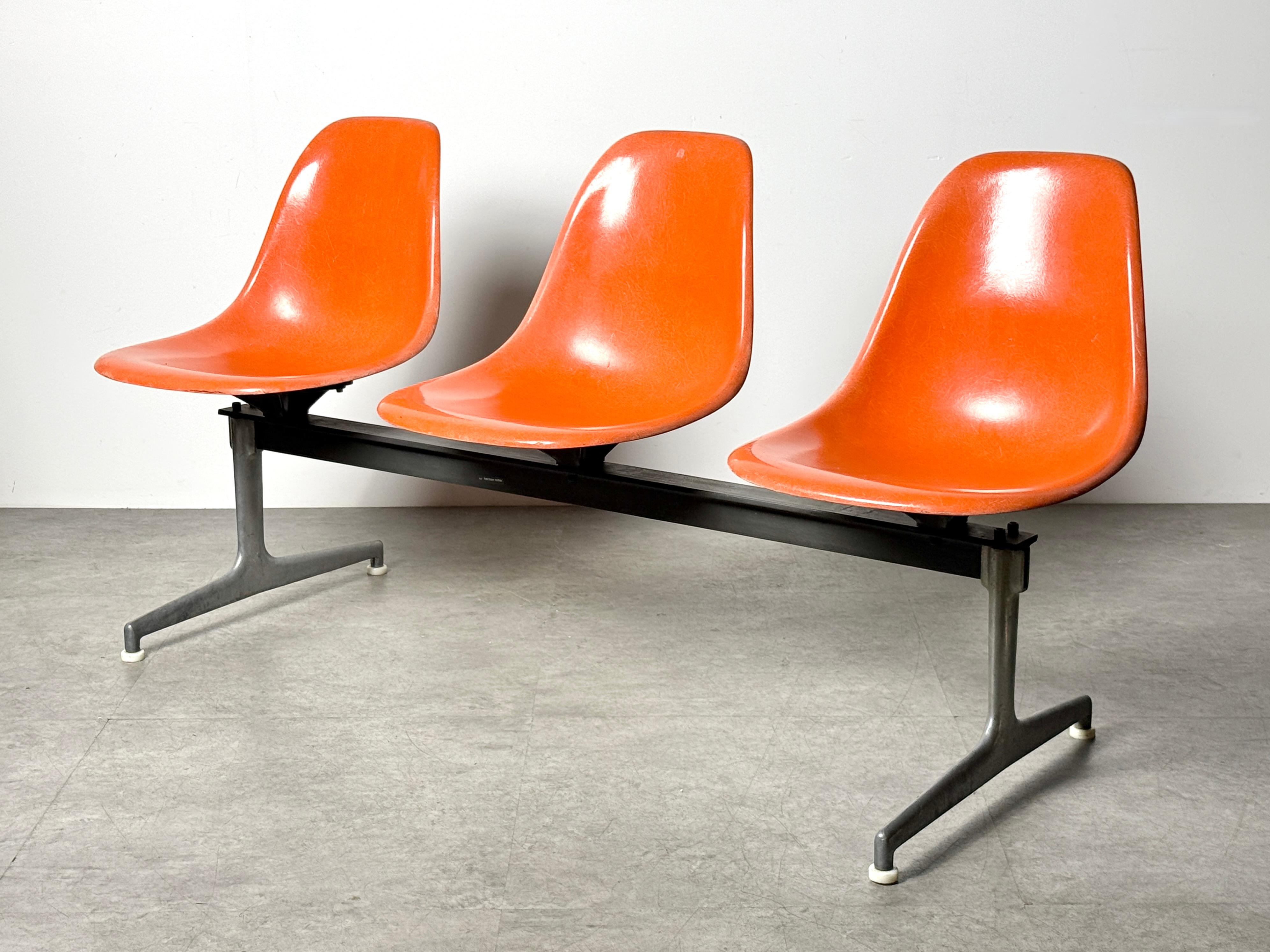 Eames 3 Seat Orange Fiberglass Shell Chair Tandem Bench Herman Miller 1960s (Moderne der Mitte des Jahrhunderts) im Angebot