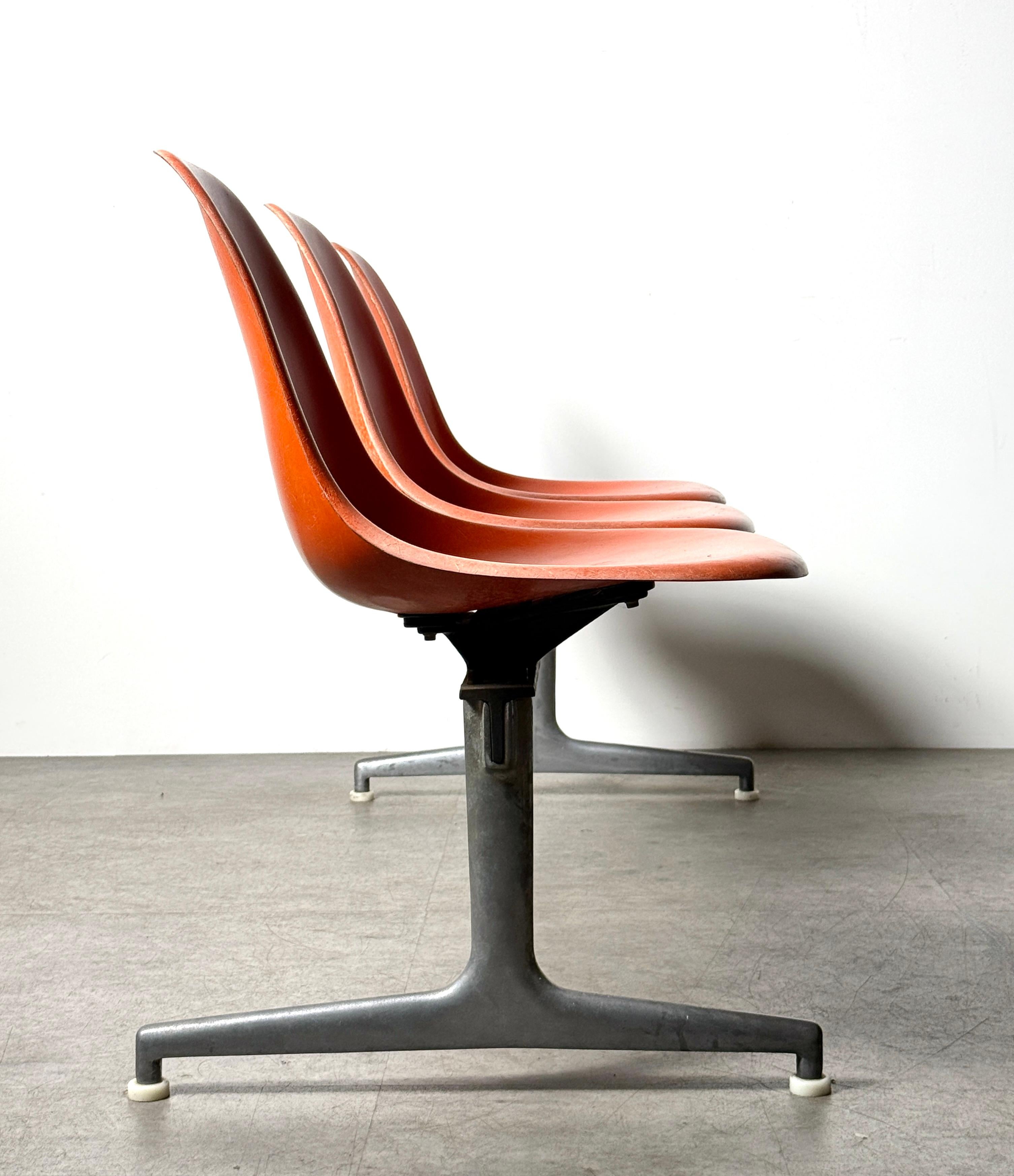 Eames 3 Seat Orange Fiberglass Shell Chair Tandem Bench Herman Miller 1960s (amerikanisch) im Angebot