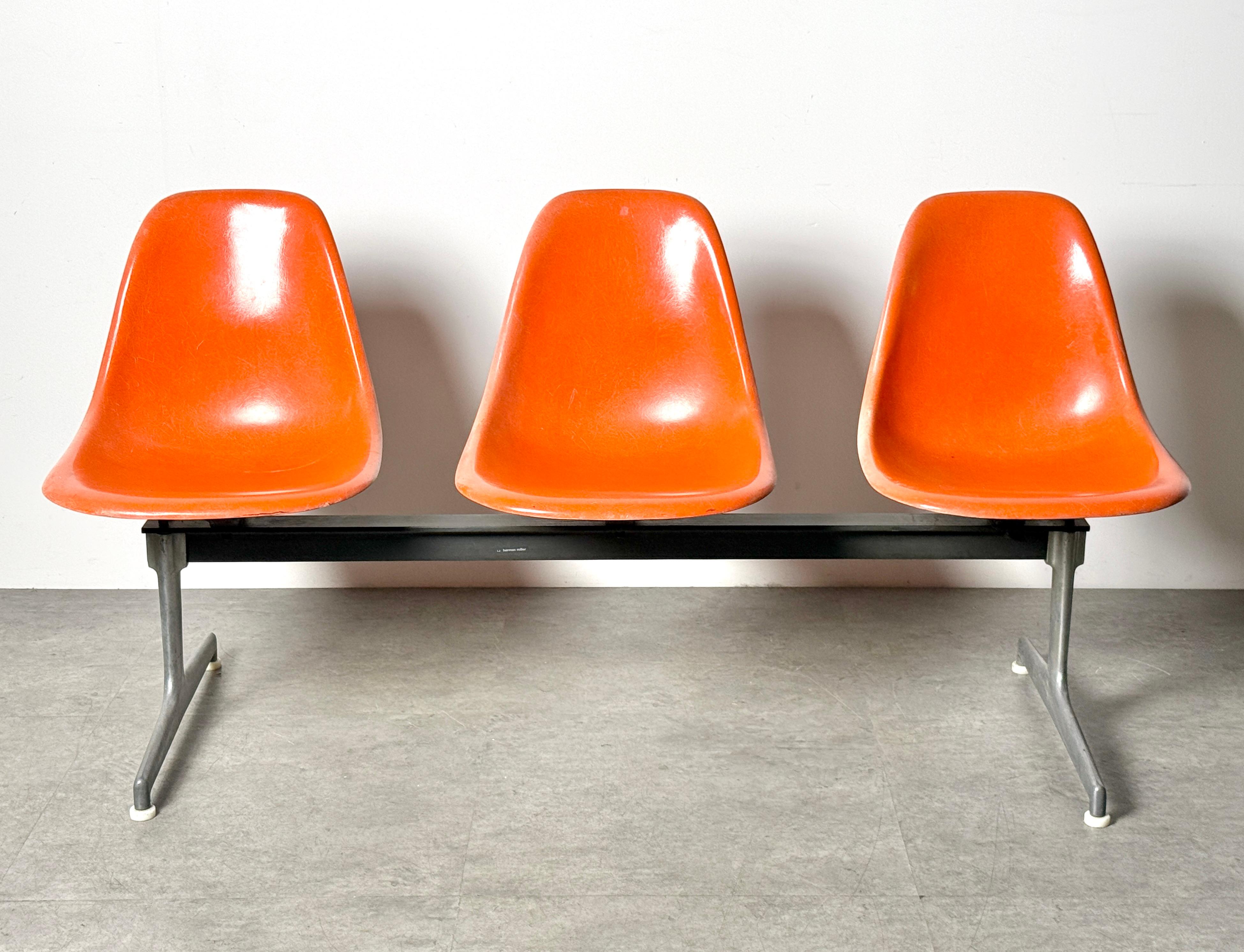 Eames 3 Seat Orange Fiberglass Shell Chair Tandem Bench Herman Miller 1960s im Zustand „Gut“ im Angebot in Troy, MI