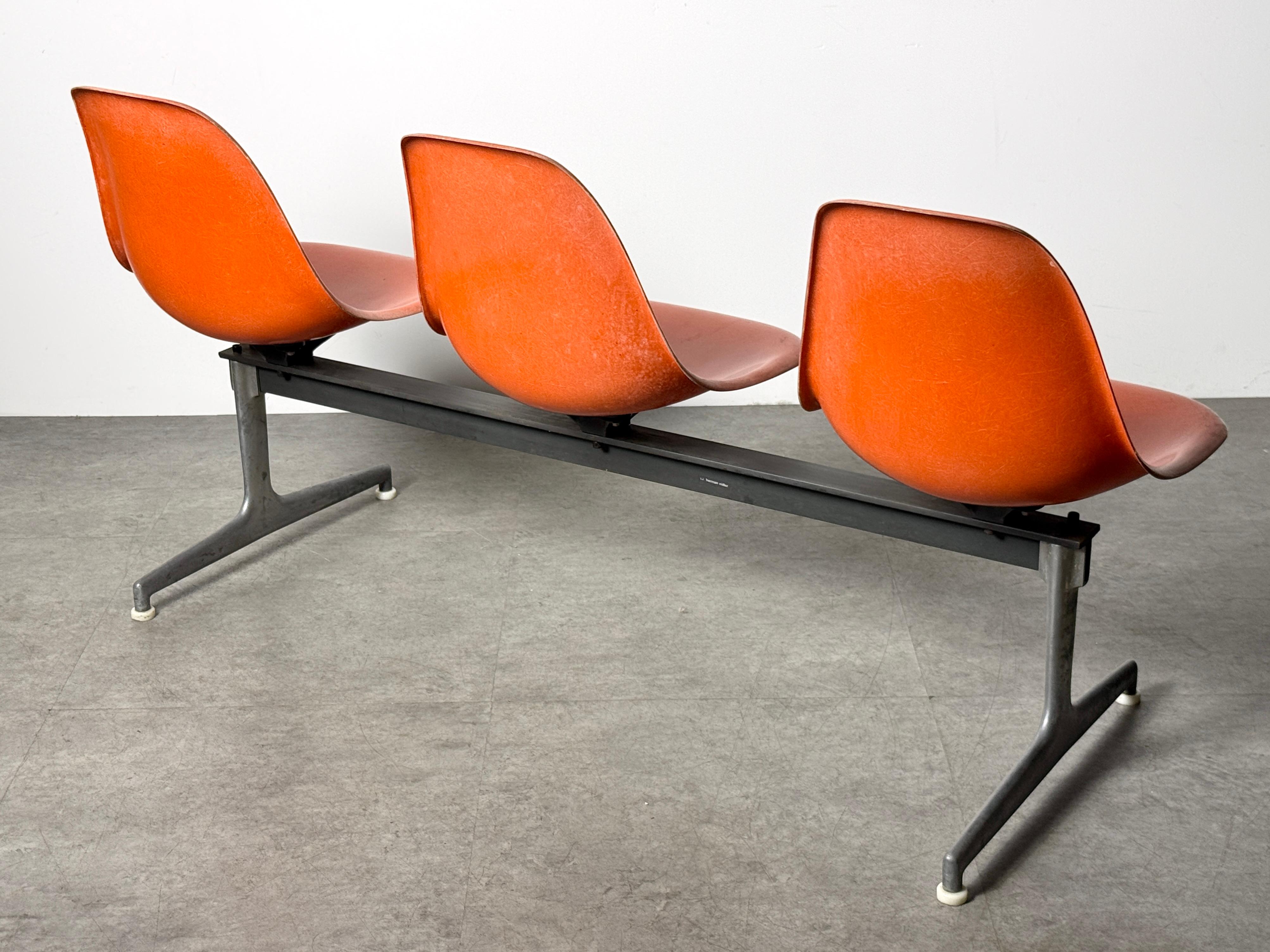 Eames 3 Seat Orange Fiberglass Shell Chair Tandem Bench Herman Miller 1960s (20. Jahrhundert) im Angebot