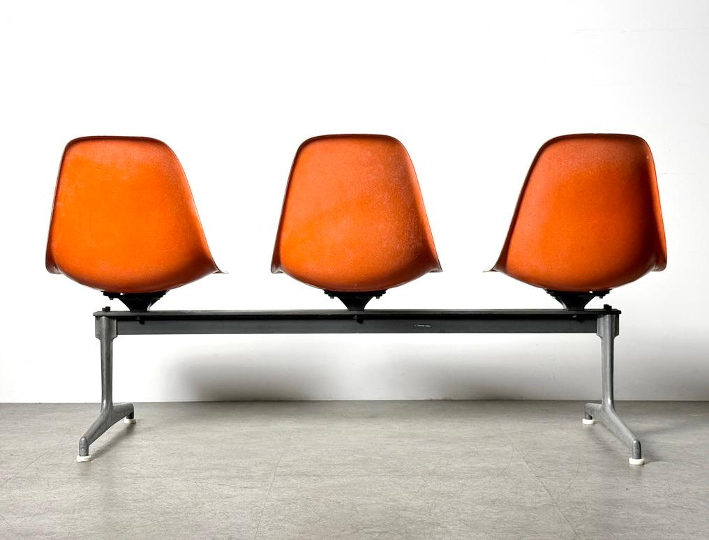 Eames 3 Seat Orange Fiberglass Shell Chair Tandem Bench Herman Miller 1960s (Aluminium) im Angebot