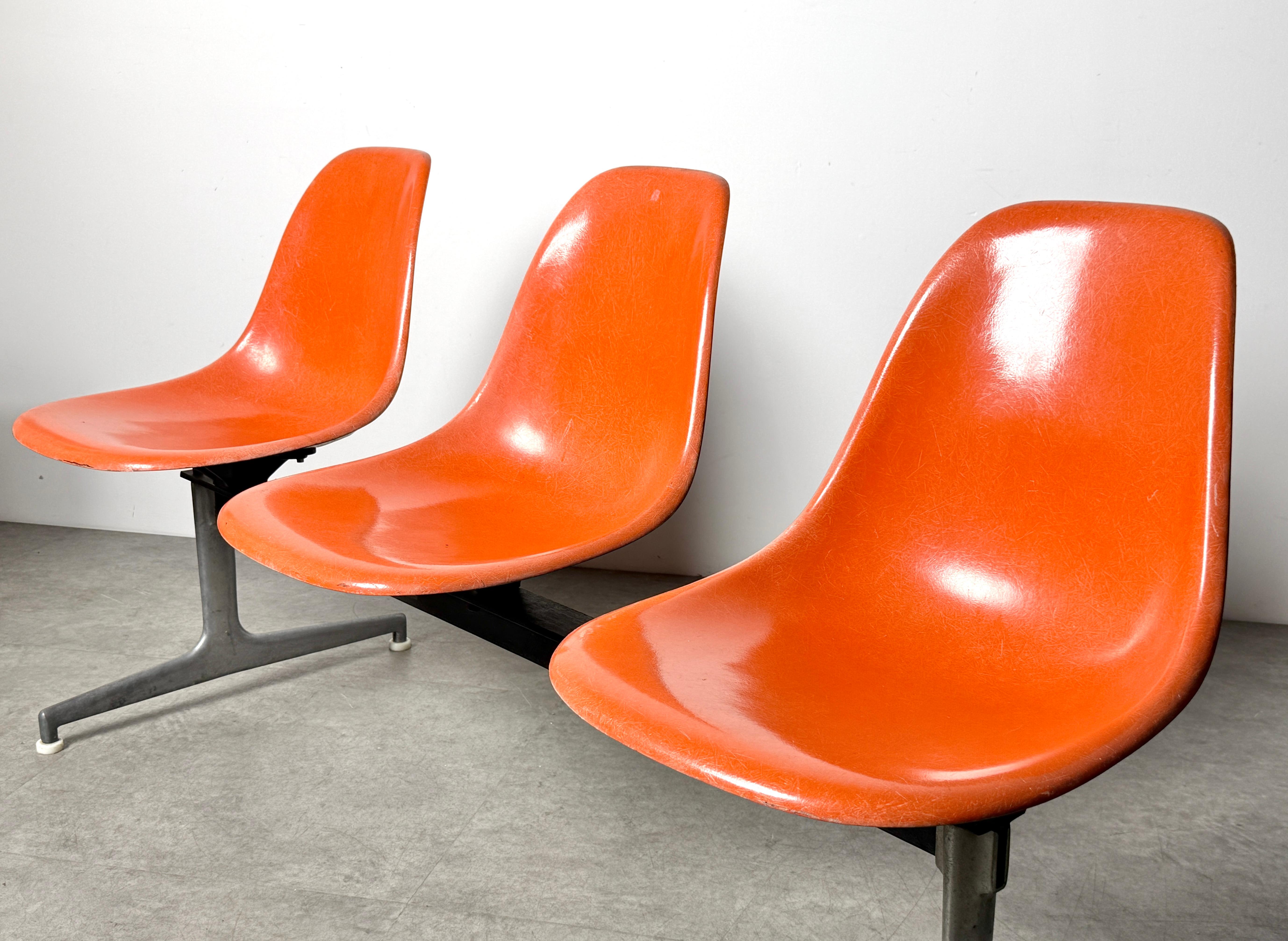 Eames 3 Seat Orange Fiberglass Shell Chair Tandem Bench Herman Miller 1960s im Angebot 1