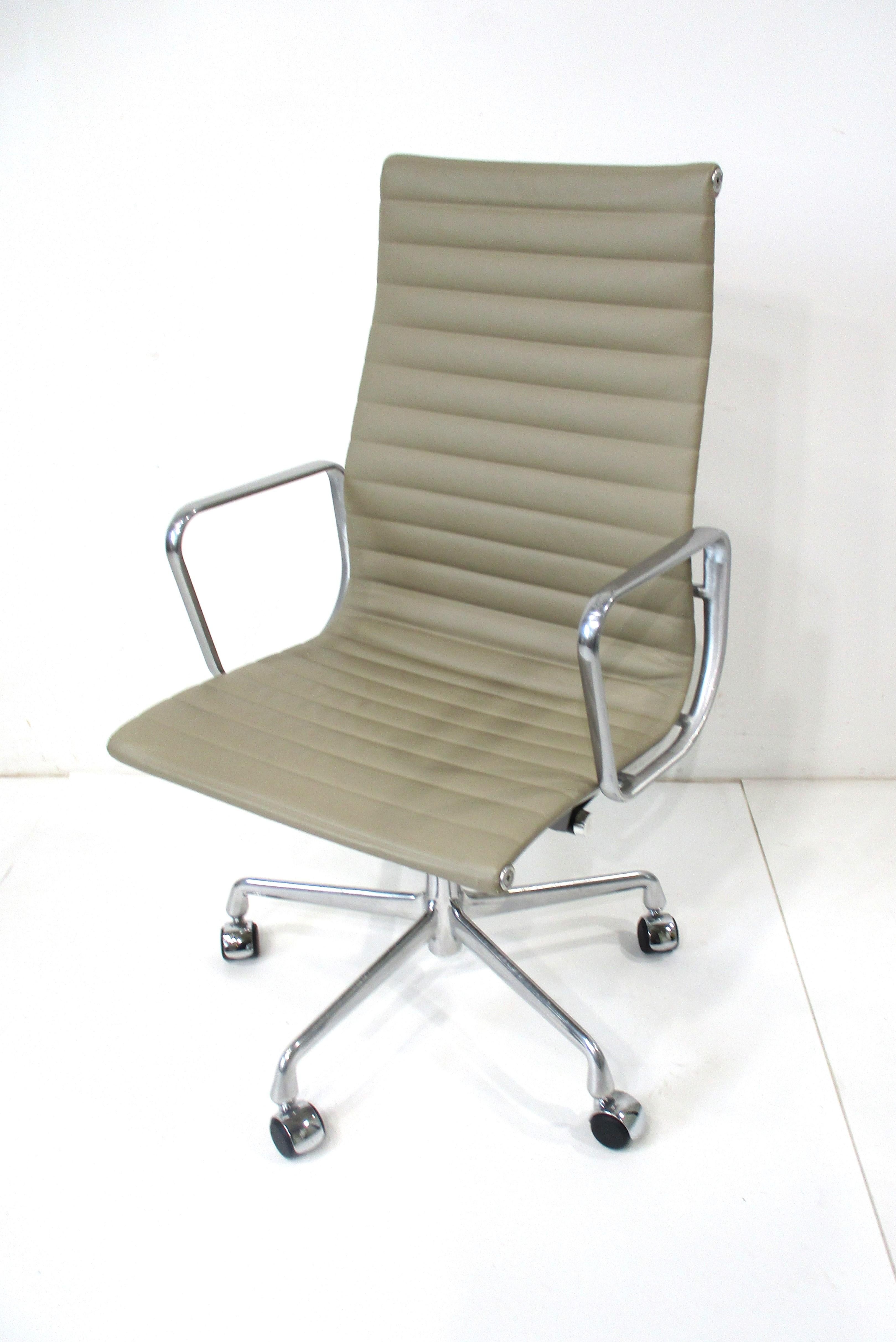  Eames 50th Anniversary Executive Aluminum Group Desk Chair for Herman Miller For Sale 6
