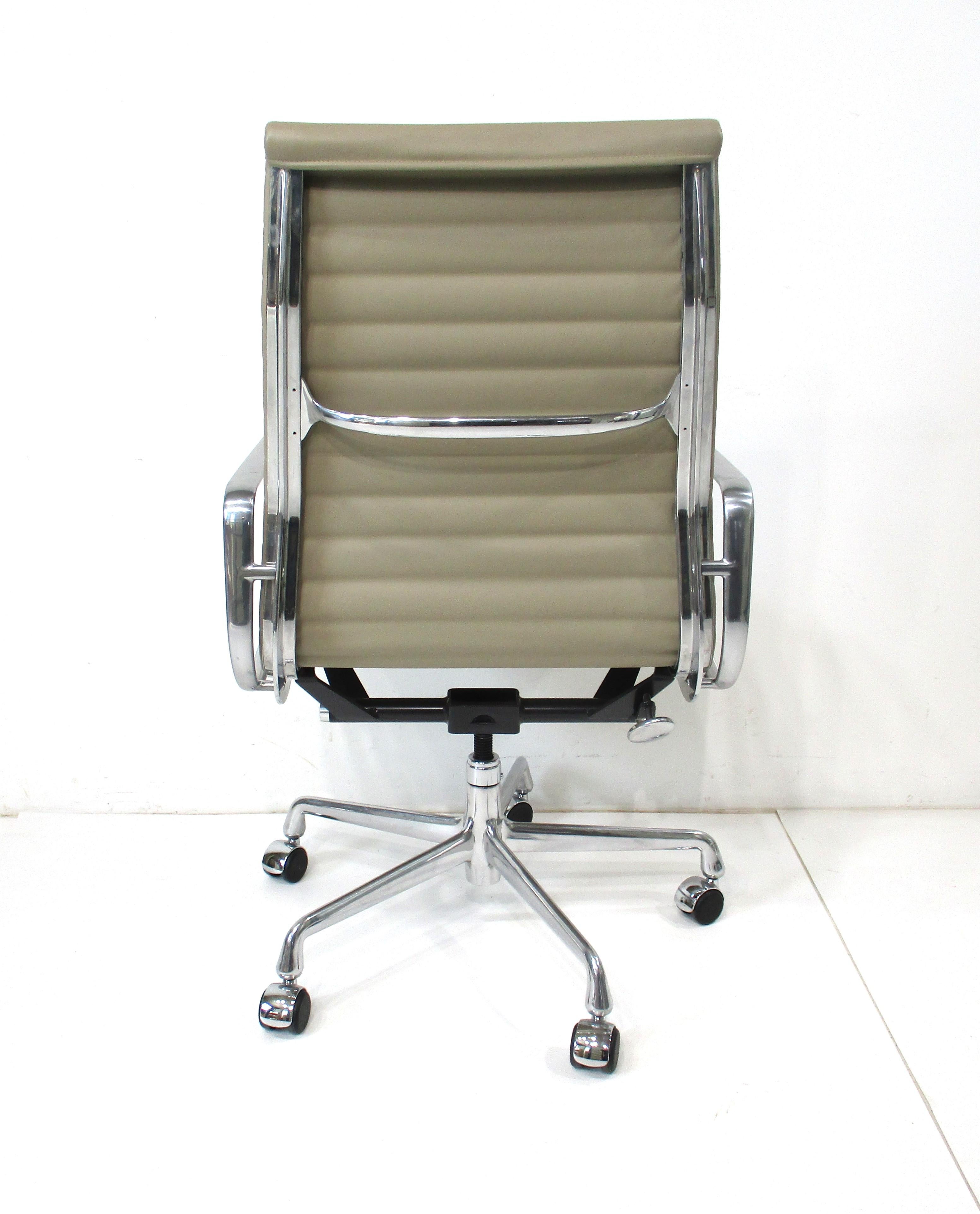  Eames 50th Anniversary Executive Aluminum Group Desk Chair for Herman Miller In Good Condition For Sale In Cincinnati, OH