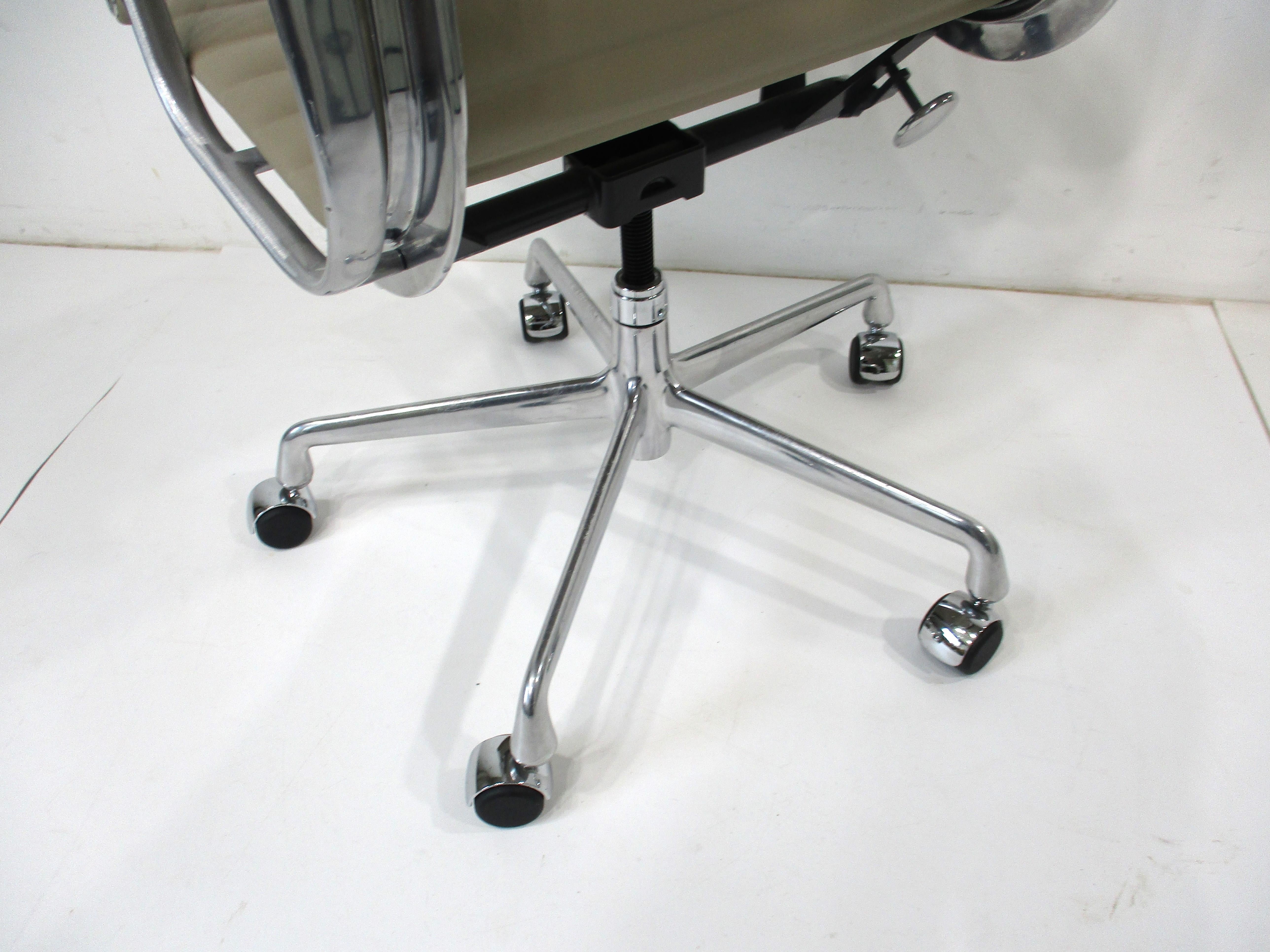  Eames 50. Jahrestag-Schreibtischstuhl aus Aluminium der Aluminiumgruppe für Herman Miller im Angebot 1