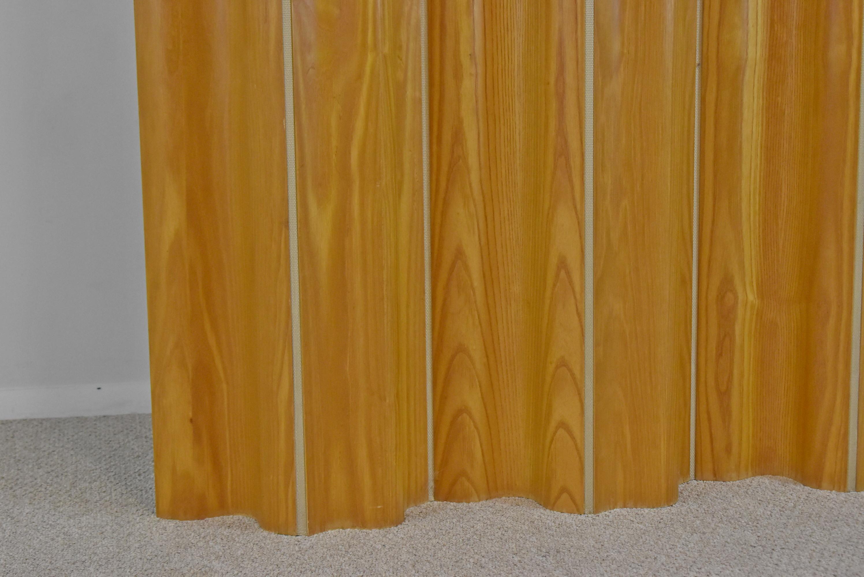 Séparation de pièce Eames à 6 panneaux en chêne par Herman Miller. Conçu par Charles et Ray Eames et fabriqué par Herman Miller dans les années 1940. Un filet en polypropylène tissé durable relie les 6 panneaux incurvés en bois courbé de chêne. Se