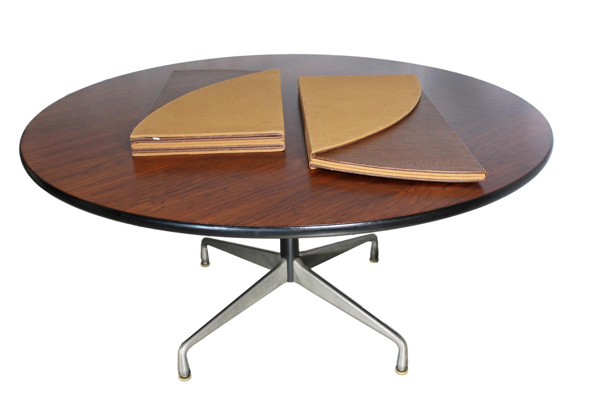 Eames Round Rosewood Table with Original Accessories In Good Condition In Atlanta, GA