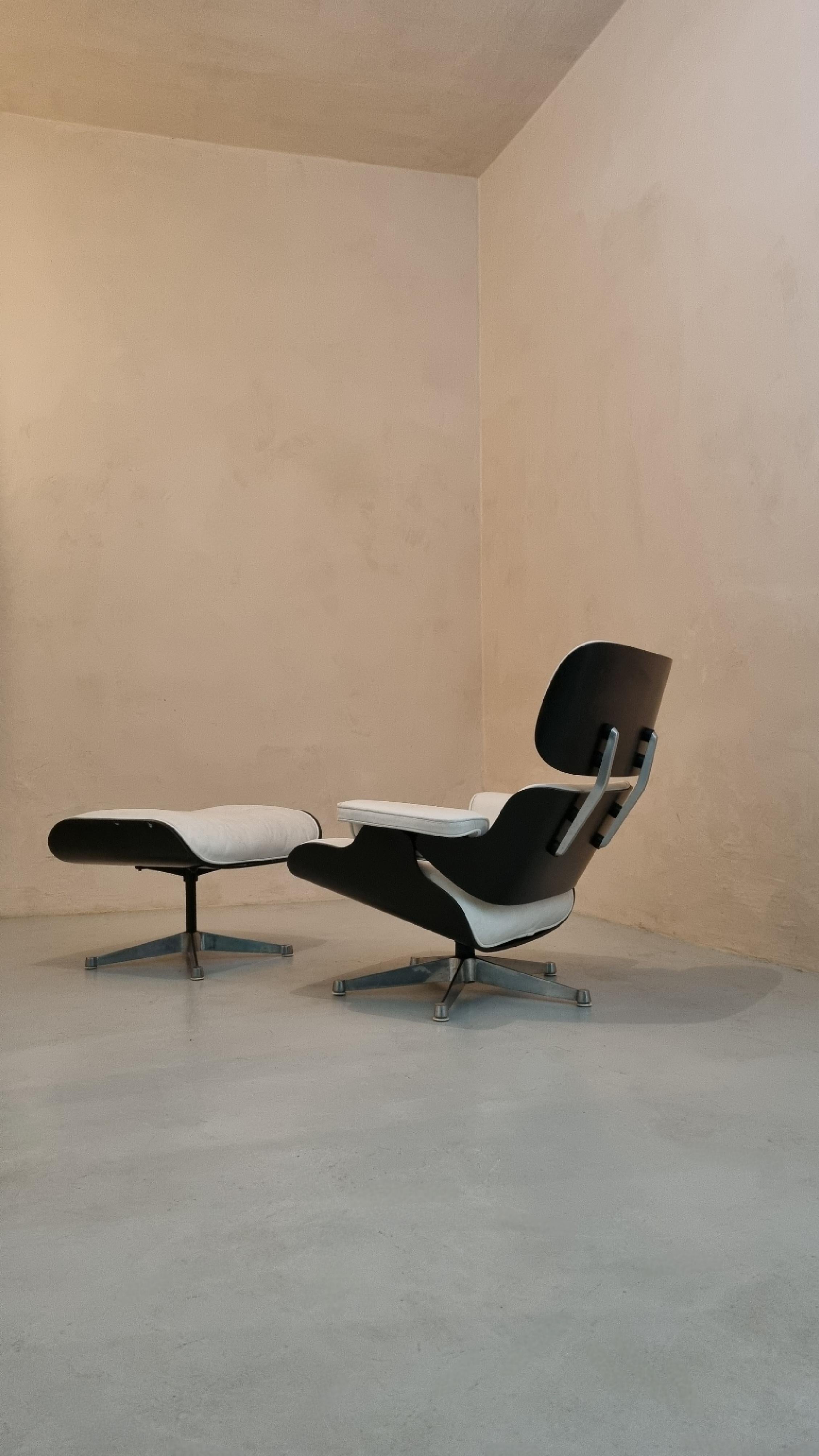 Eames 670 Lounge Chair und 671 Ottomane, entworfen von Charles und Ray Eames für ICF (Moderne der Mitte des Jahrhunderts) im Angebot