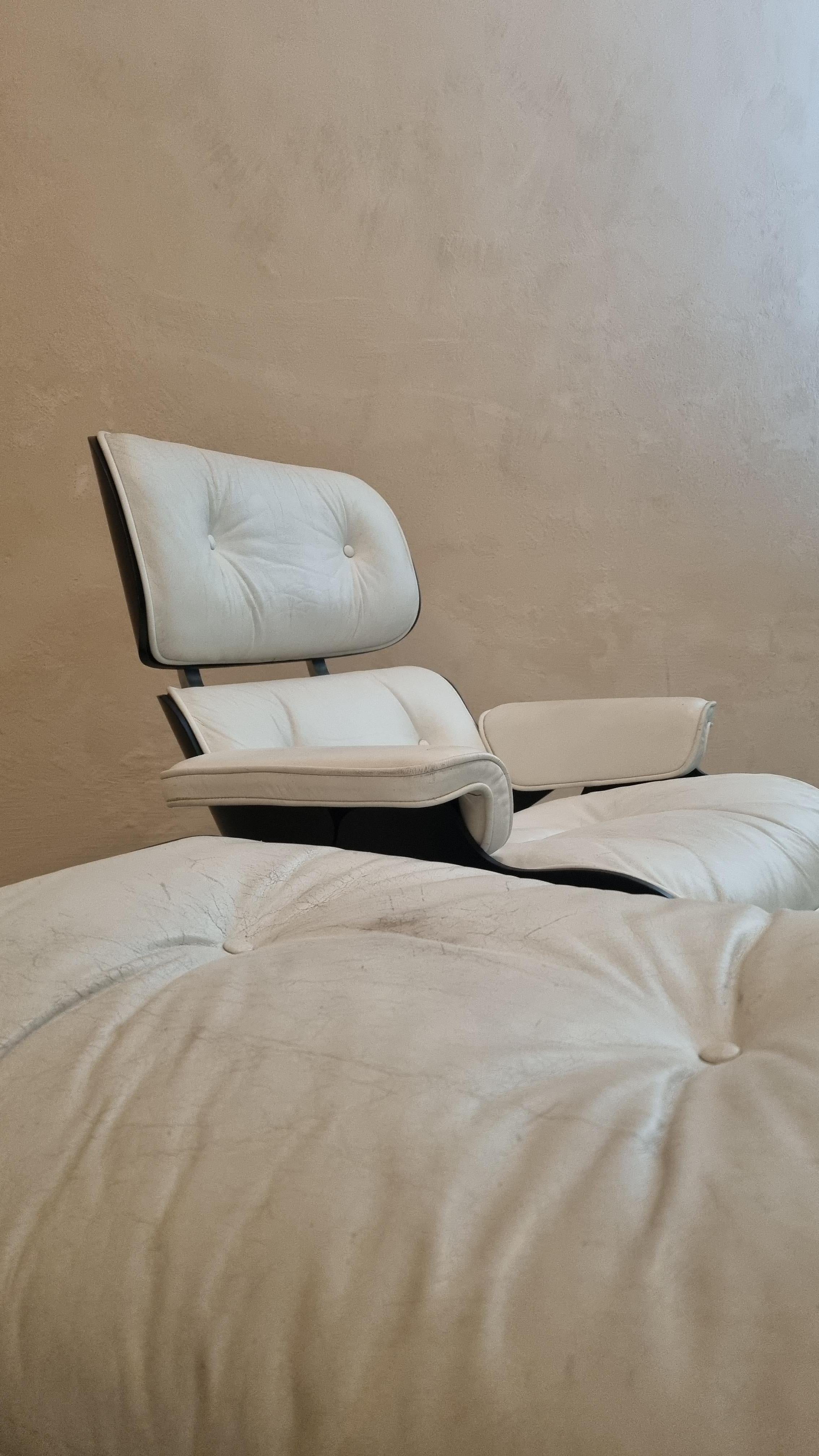 Verni Eames 670 Chaise longue et 671 ottoman conçus par Charles et Ray Eames pour ICF en vente