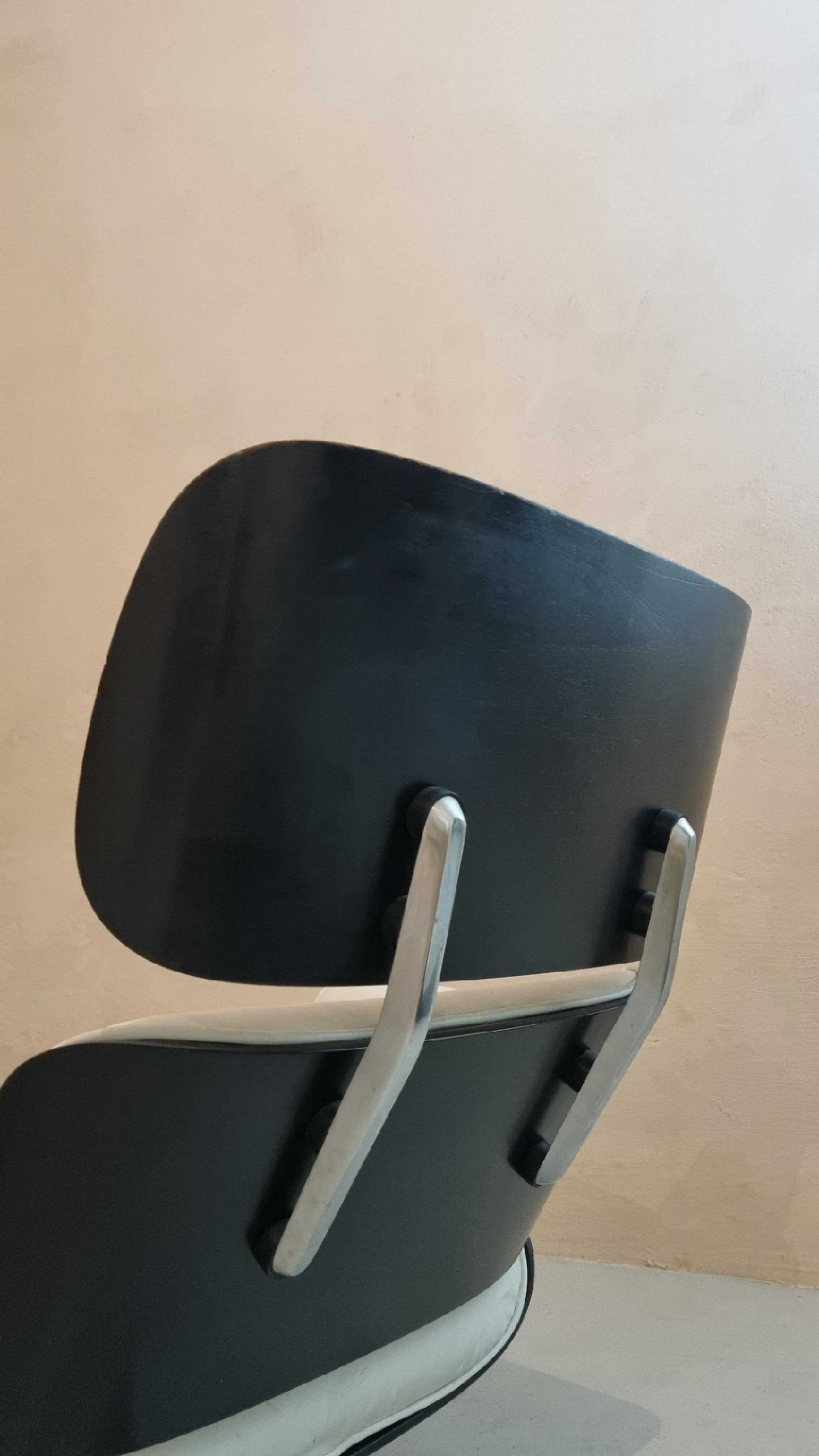 Eames 670 Lounge chair and 671 ottoman designed by Charles and Ray Eames for ICF In Good Condition For Sale In Arezzo, Italy