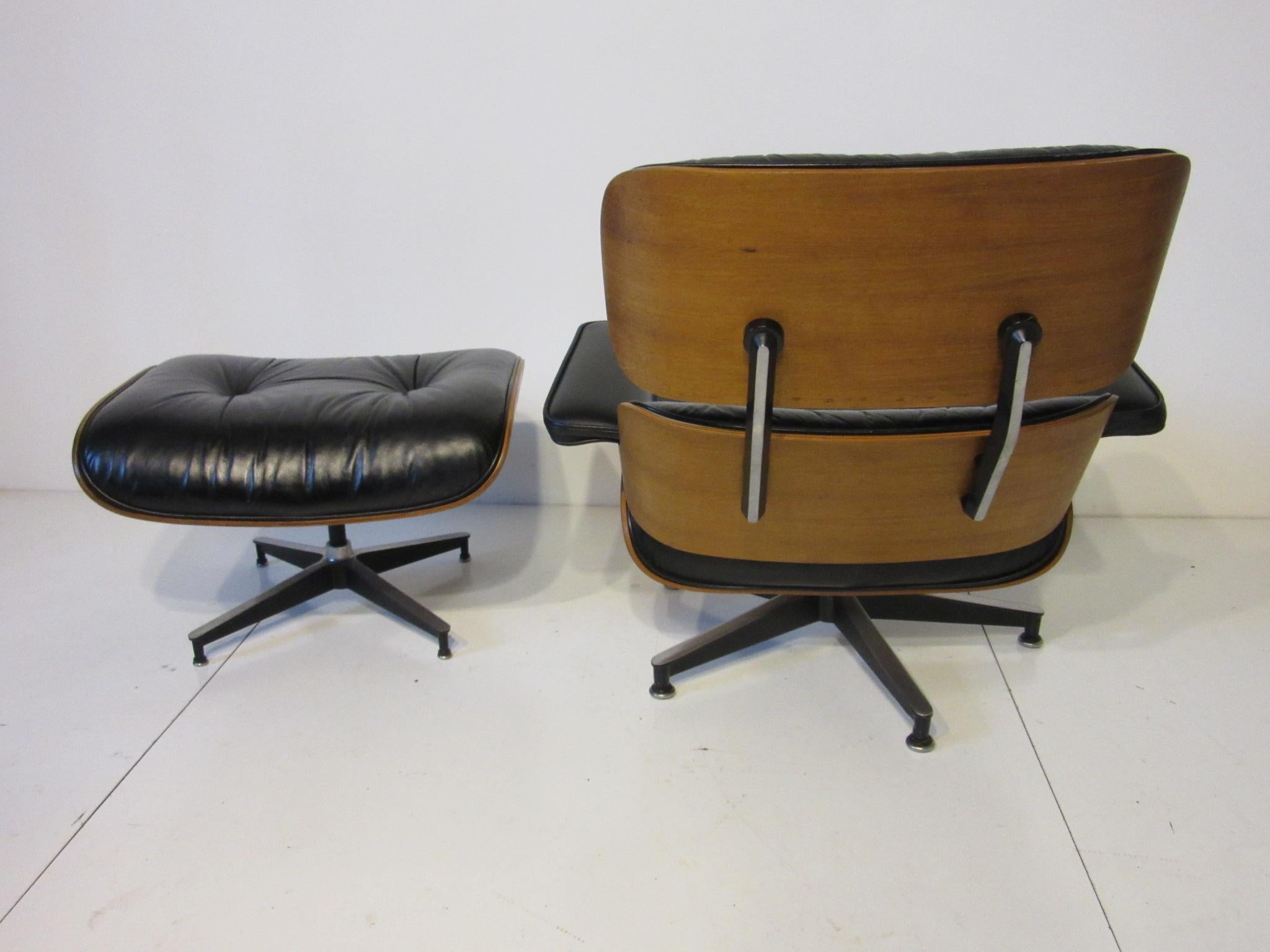 Eames Walnut 670 Lounge Chair mit Ottomane von Herman Miller (amerikanisch)