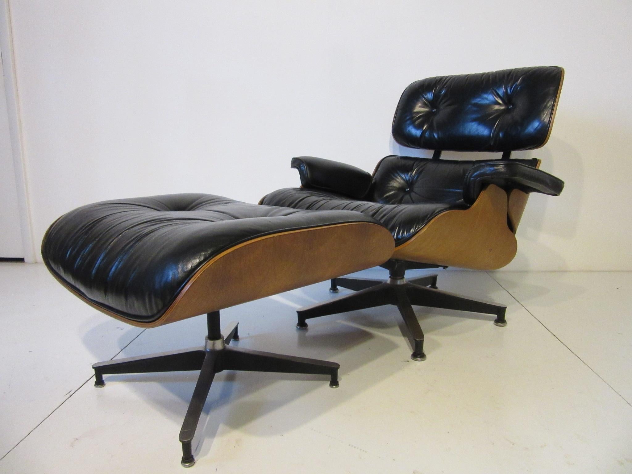 Eames Walnut 670 Lounge Chair mit Ottomane von Herman Miller 1